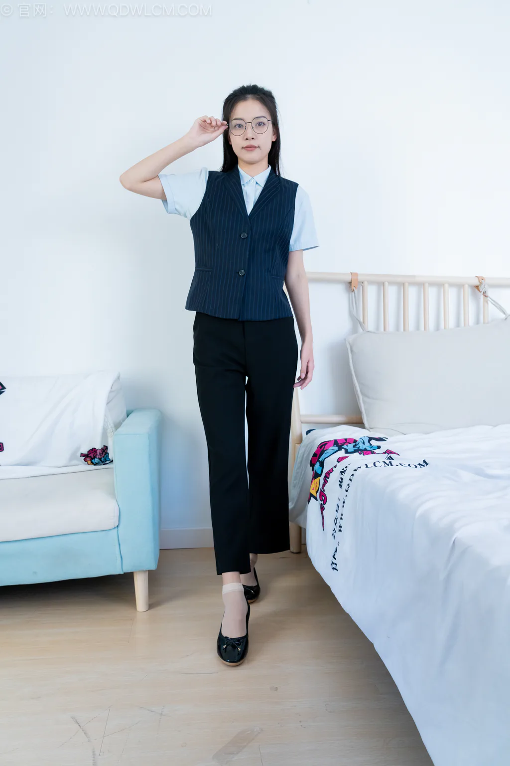 勿恋传媒 NO.2603 茯苓-平底鞋、短肉丝、短黑丝、薄肉丝、银行至服[230P/1V/8.42GB]插图1