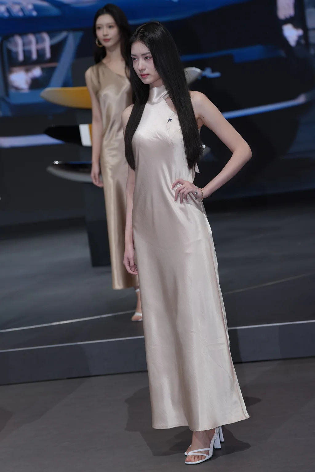 精选街拍作品 NO.6681 长裙气质周周酱[126P/108MB]插图1