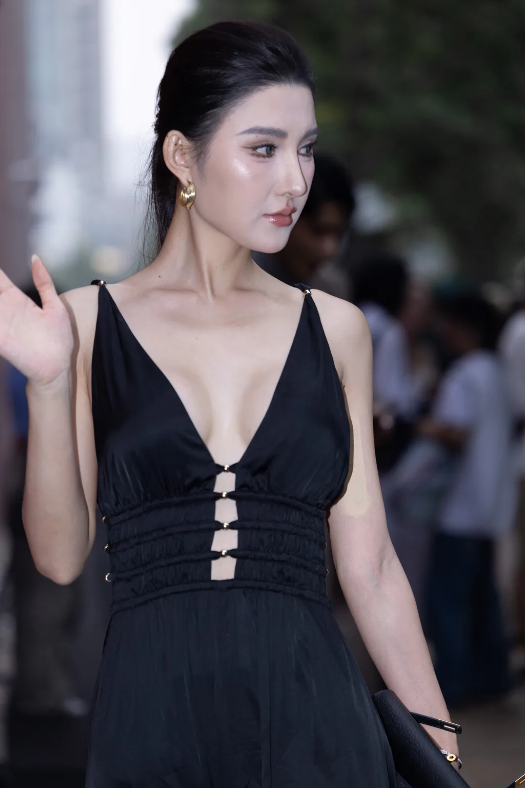 精选街拍作品 NO.6604 小露娜姓感深V美胸[122P/167MB]插图