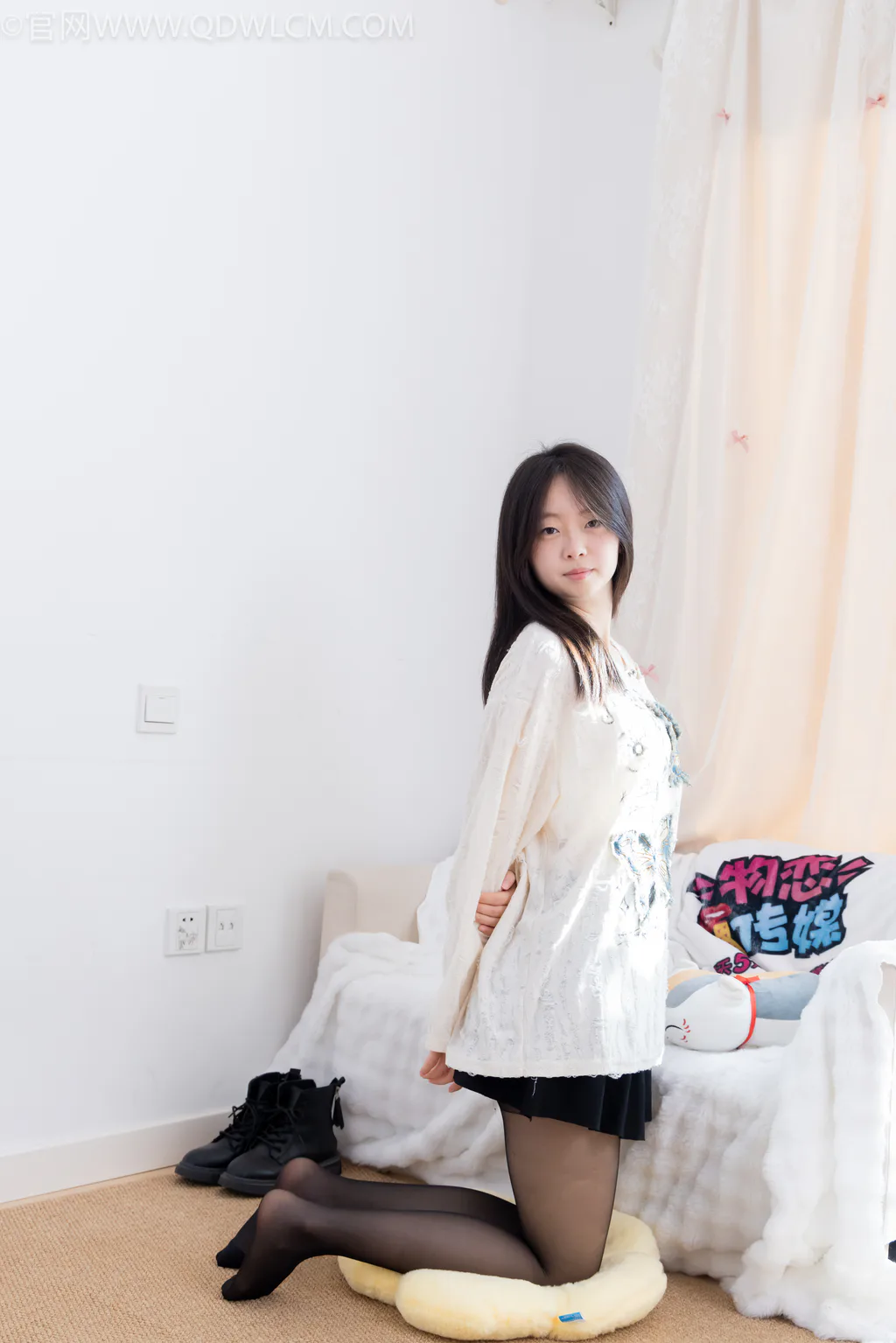 勿恋传媒 NO.2608 萌萌-马丁靴、薄黑丝[143P/1V/4.18GB]插图