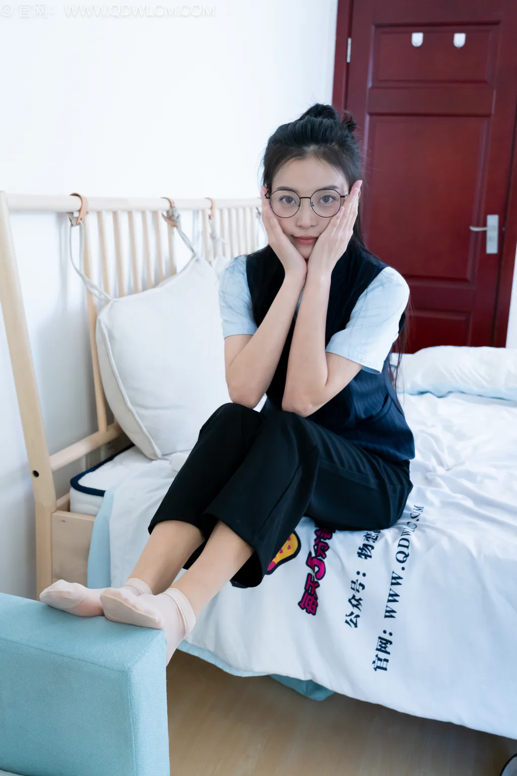 勿恋传媒 NO.2603 茯苓-平底鞋、短肉丝、短黑丝、薄肉丝、银行至服[230P/1V/8.42GB]插图3