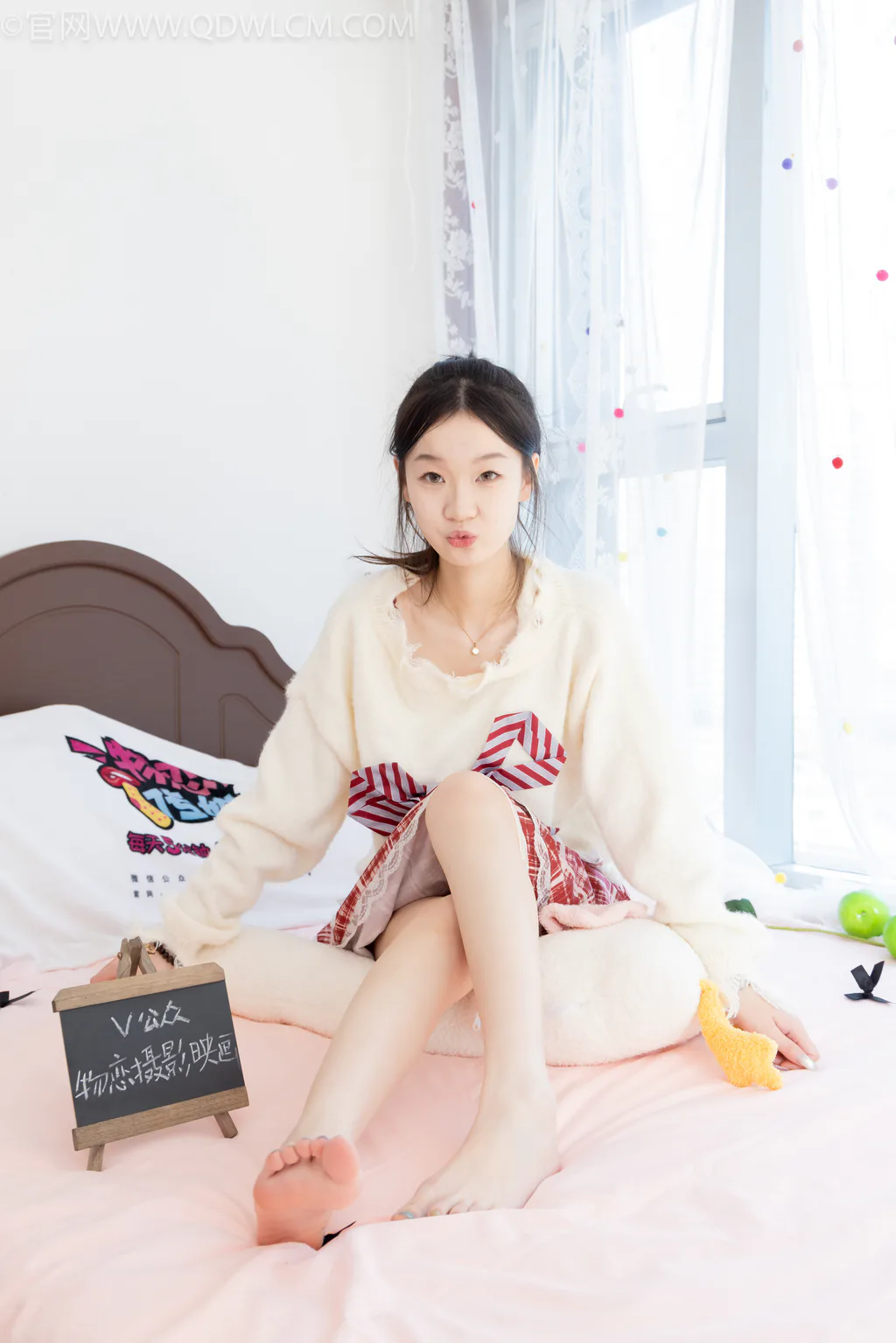 勿恋传媒 NO.2595 水密桃-板鞋、白棉袜、裸足[161P/1V/4.14GB]插图