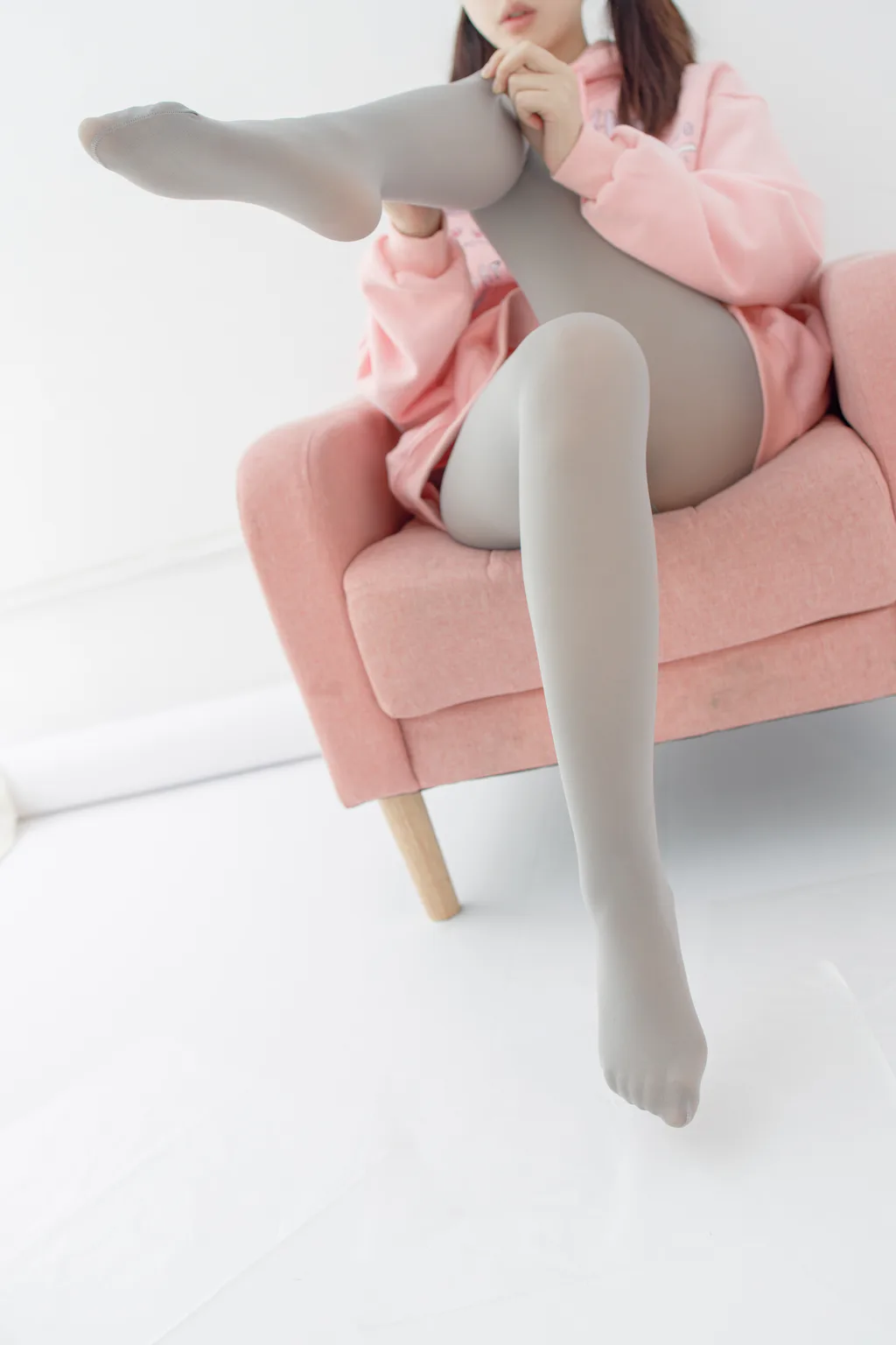 森萝财团写真 – 内部17 小夜 真空灰丝 80D[137P/1V/5.00GB]插图2