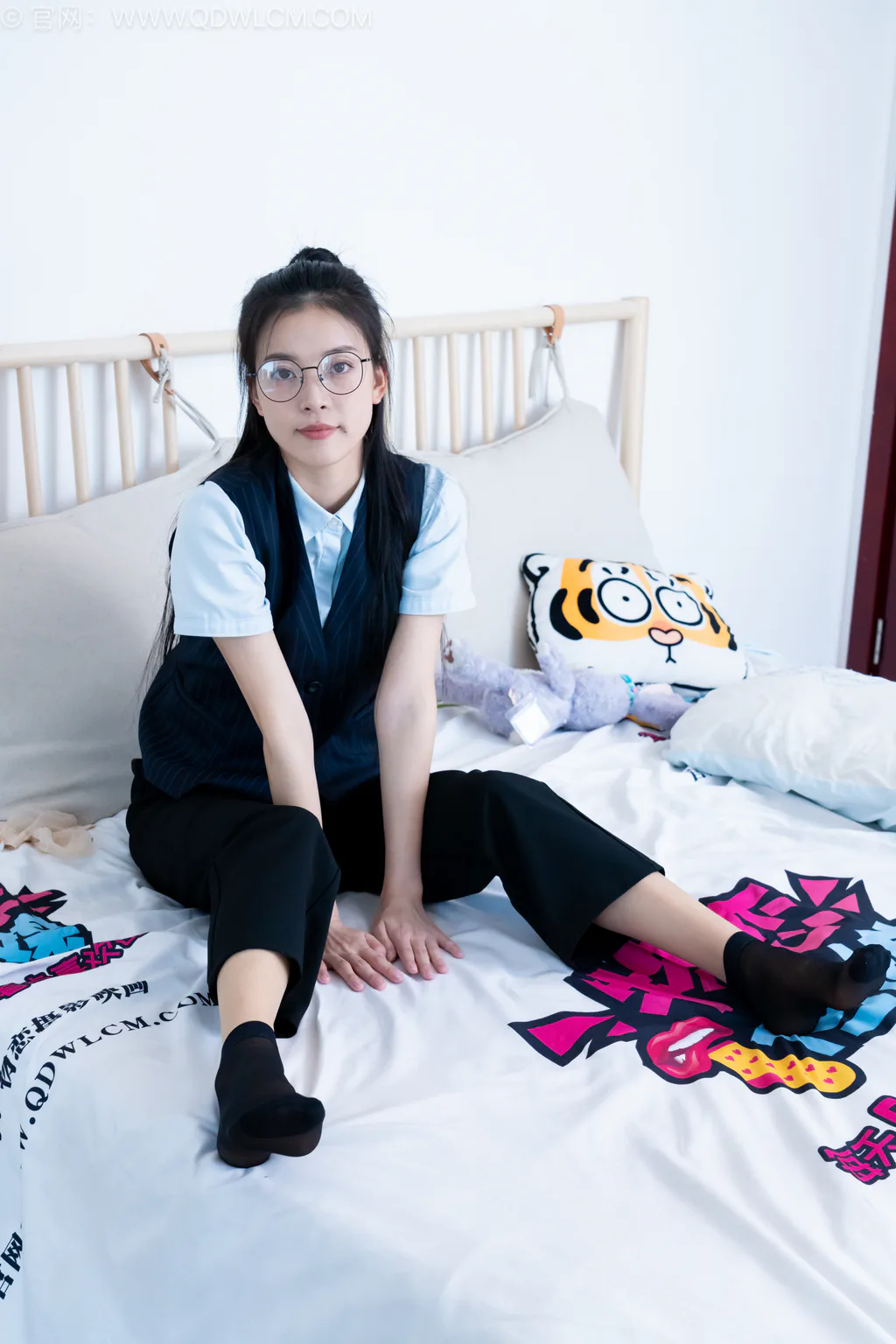 勿恋传媒 NO.2603 茯苓-平底鞋、短肉丝、短黑丝、薄肉丝、银行至服[230P/1V/8.42GB]插图