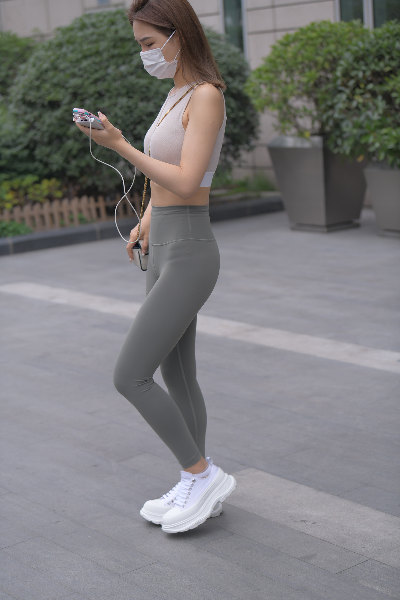 魔镜街拍1300-灰绿色瑜伽裤镁钕[835P/1V/54.4G]插图