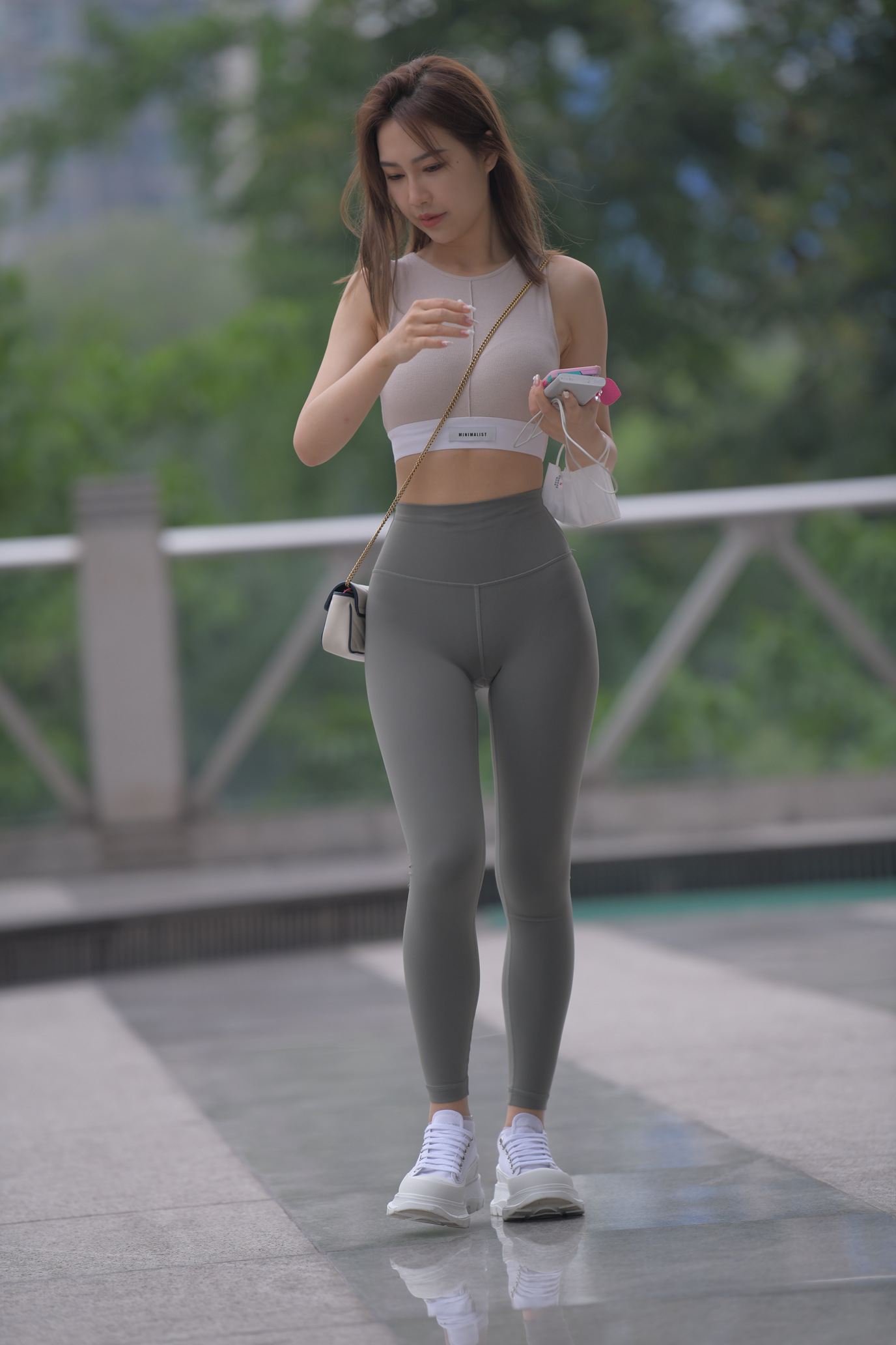 魔镜街拍1300-灰绿色瑜伽裤镁钕[835P/1V/54.4G]插图8