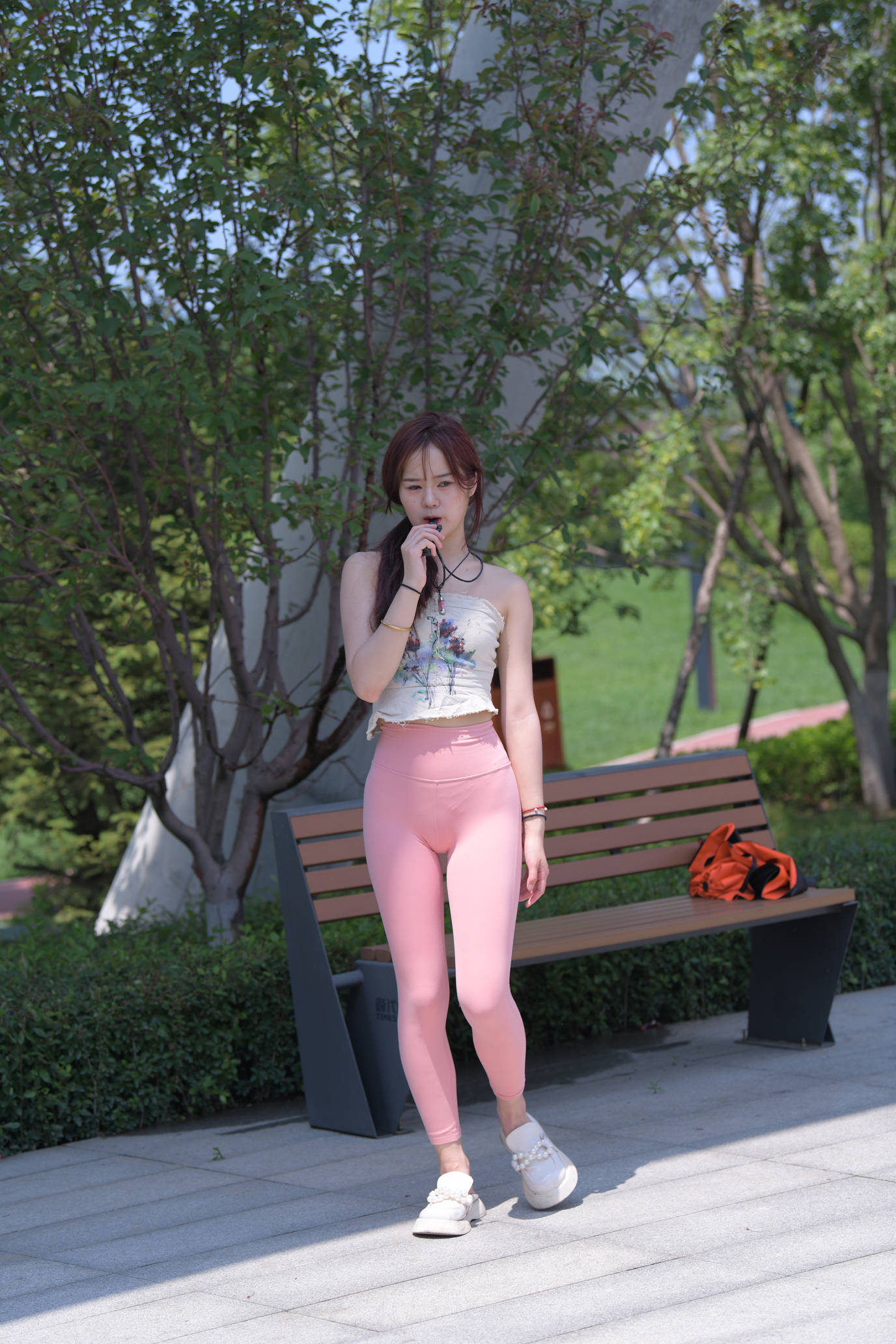 魔镜街拍1284-灵动的粉裤美眉[750P/2V/28.4G]插图3