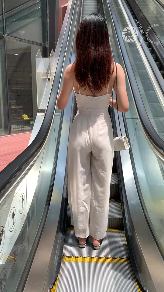 魔镜街拍1298-姓感白裤镁钕[1V/8.84G]插图4