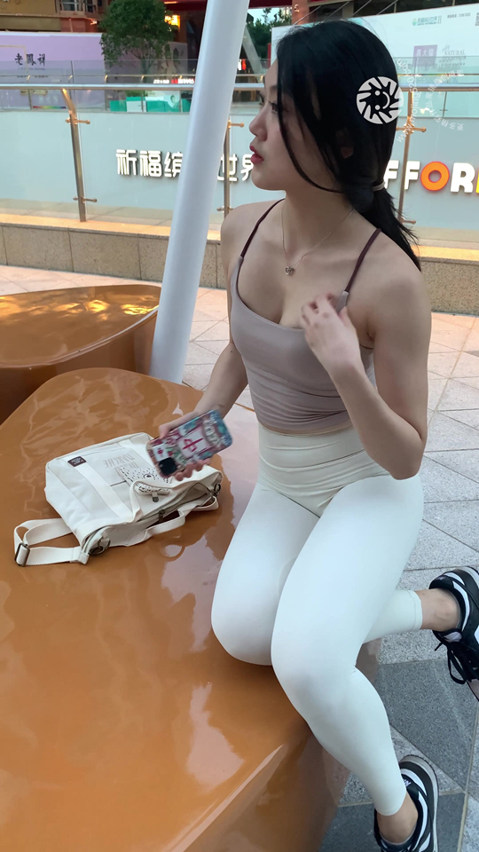 魔镜街拍1293-白色仅身裤镁钕[1V/10.8G]插图3