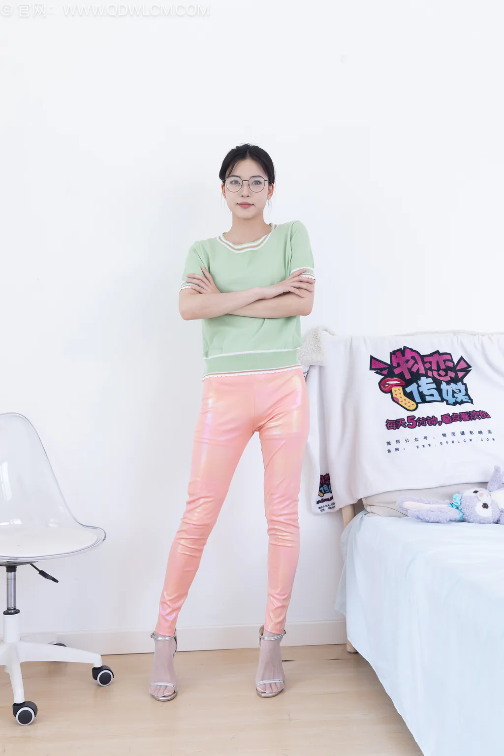 勿恋传媒 NO.2633 茯苓-高跟凉鞋、薄白丝、皮裤裤里丝[160P/1V/3.81GB]插图1