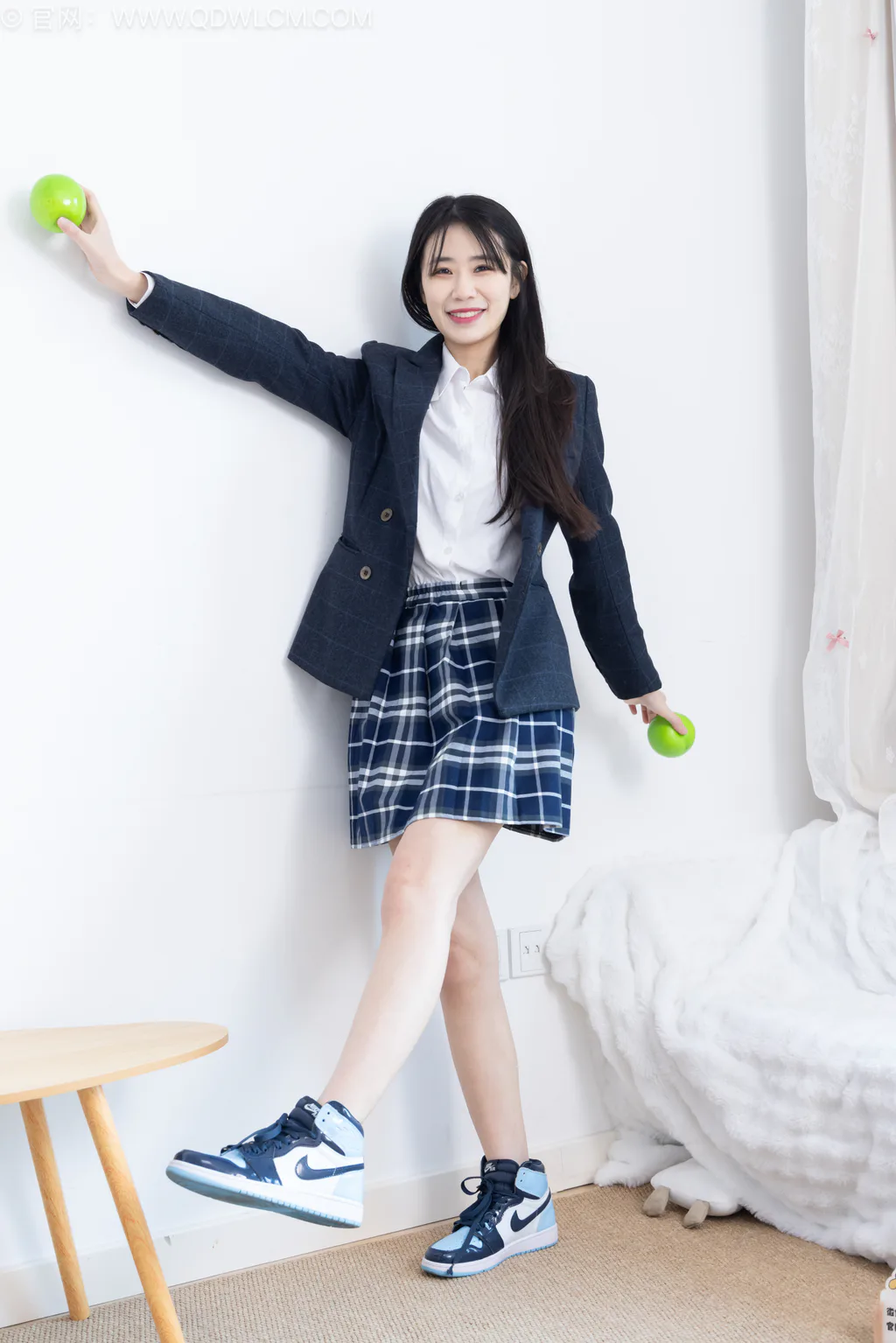 勿恋传媒 NO.2630 菜菜-皮鞋、薄灰丝、裸足、jk至服[164P/1V/4.01GB]插图1