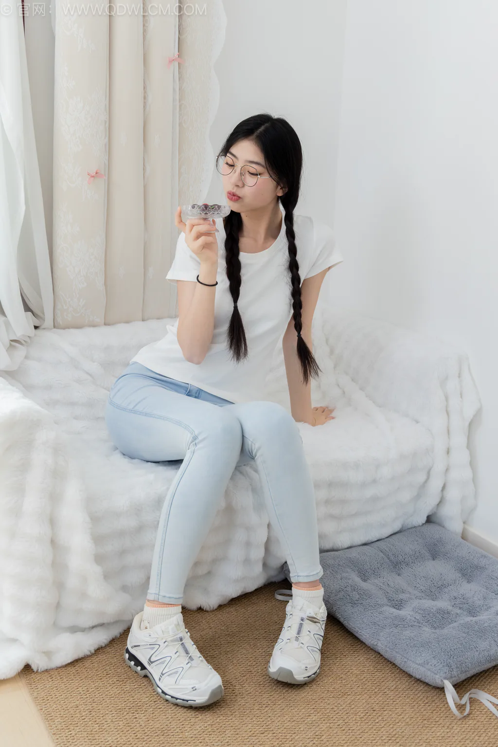 勿恋传媒 NO.2648 包包-运动鞋、白棉袜、裸足[156P/1V/3.79GB]插图1