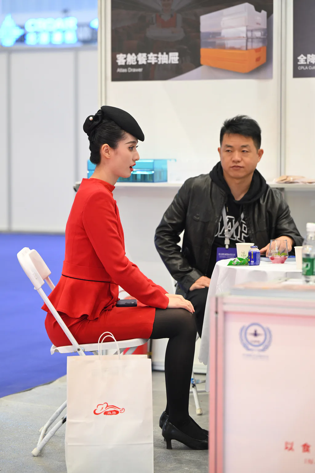 精选街拍作品 NO.6796 中国红微厚黑丝空姐[74P/97MB]插图2