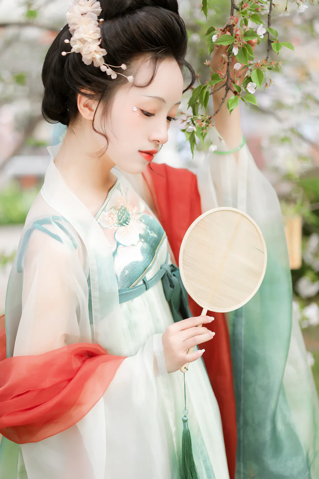 [YITUYU艺图语]2023.04.07 春日宴 君尹兰[24+1P/302MB]插图1