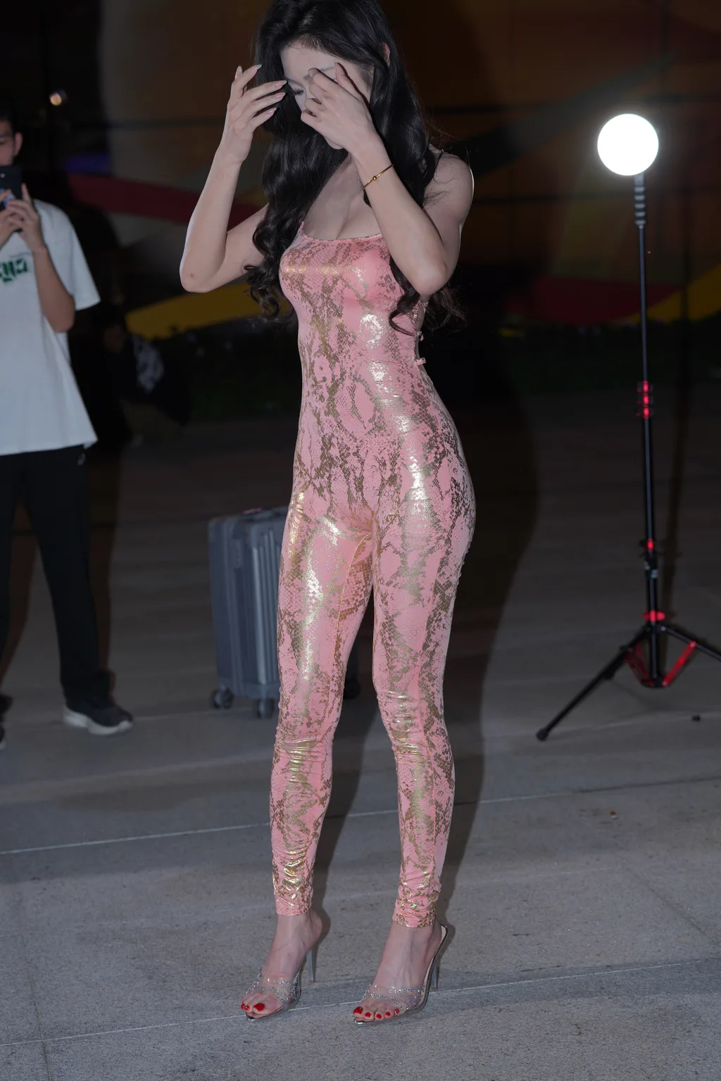 精选街拍作品 NO.6718 粉金亮面姓感连体[149P/280MB]插图1