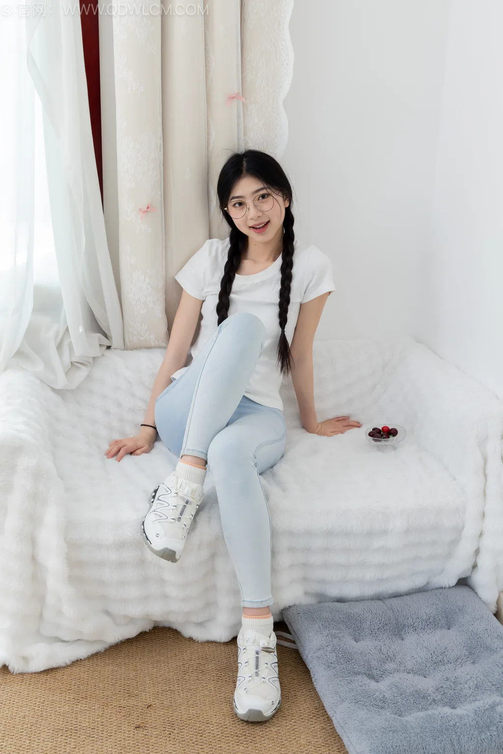 勿恋传媒 NO.2648 包包-运动鞋、白棉袜、裸足[156P/1V/3.79GB]插图2