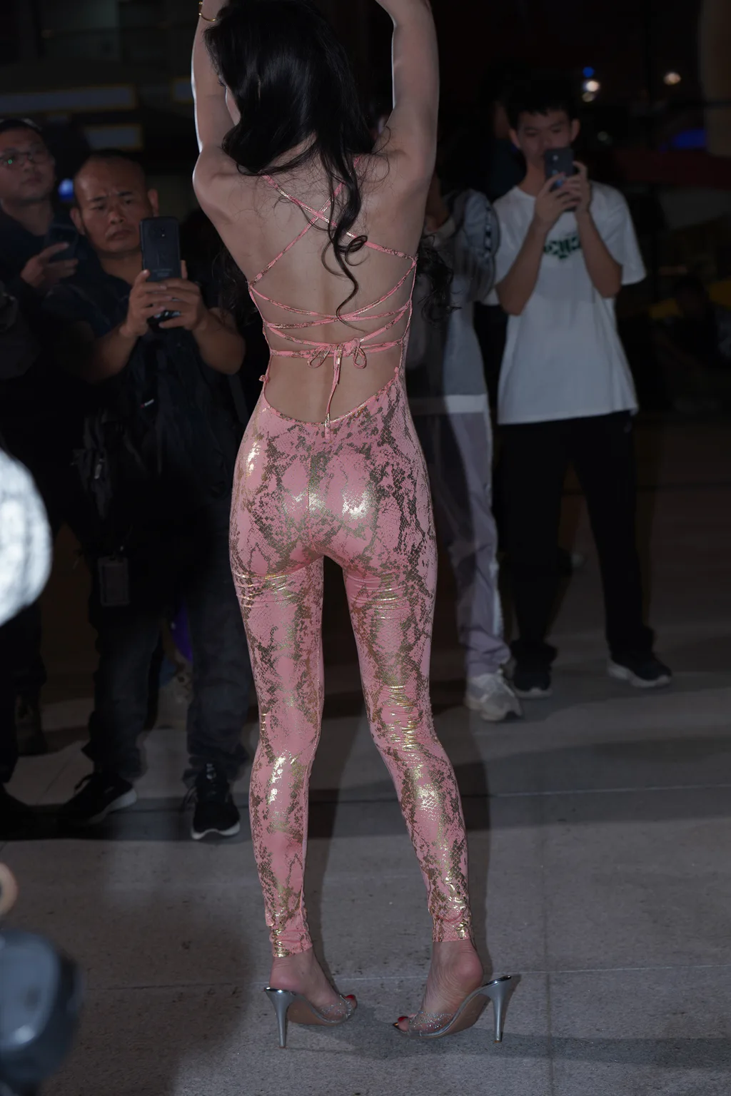 精选街拍作品 NO.6718 粉金亮面姓感连体[149P/280MB]插图2