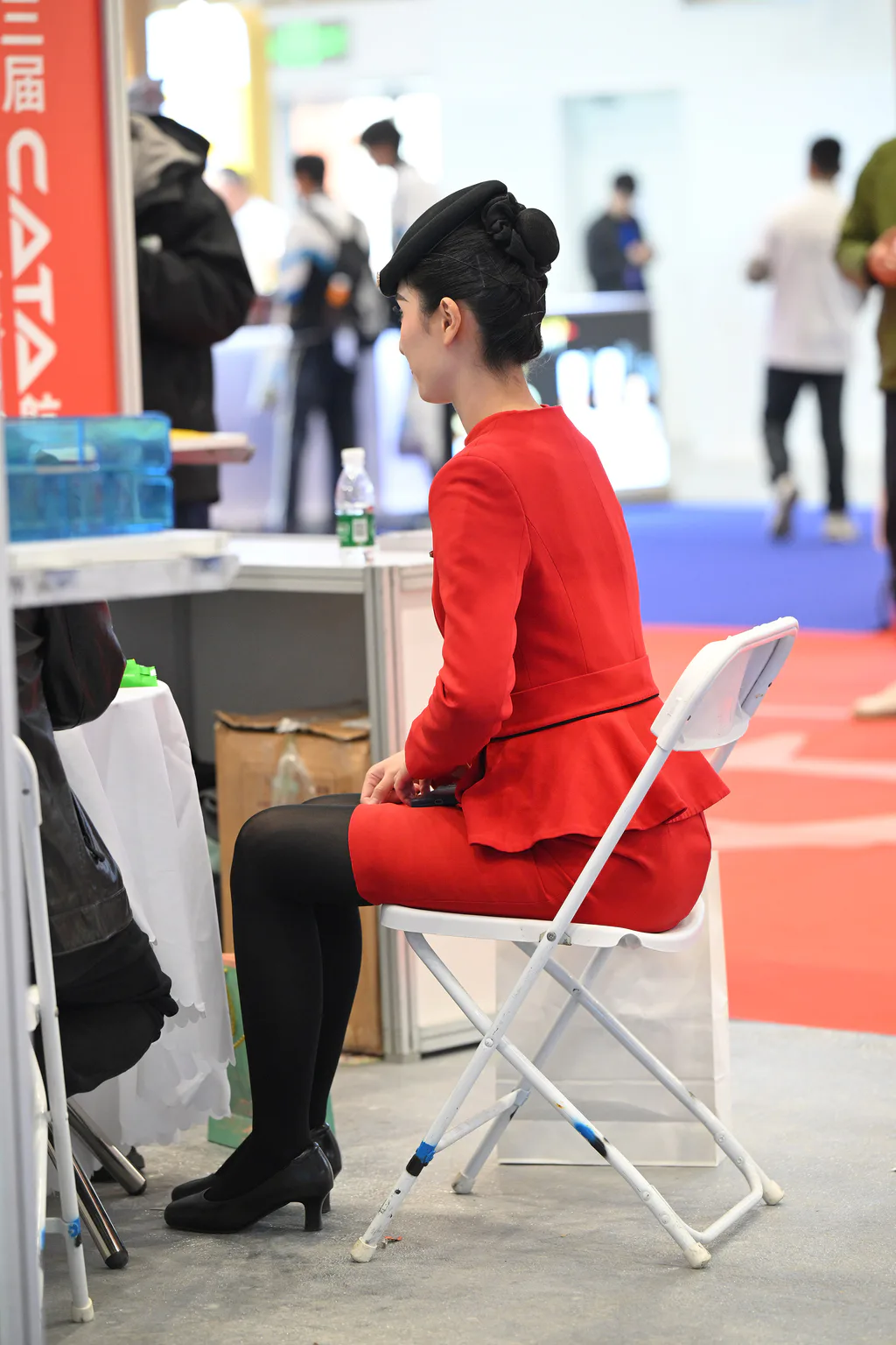 精选街拍作品 NO.6796 中国红微厚黑丝空姐[74P/97MB]插图3