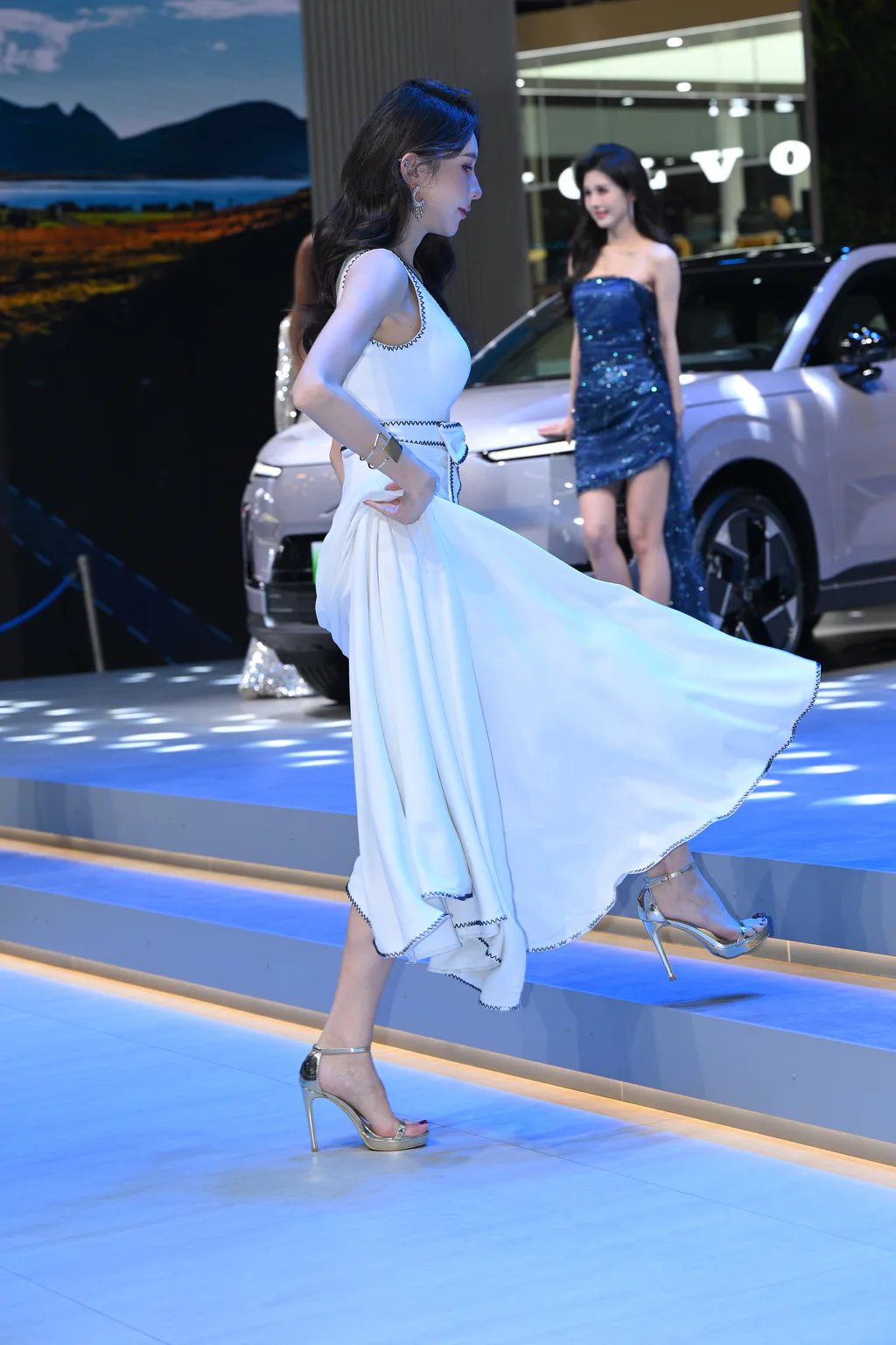 精选街拍作品 NO.6735 网荭小闹白裙镁足[201P/239MB]插图3