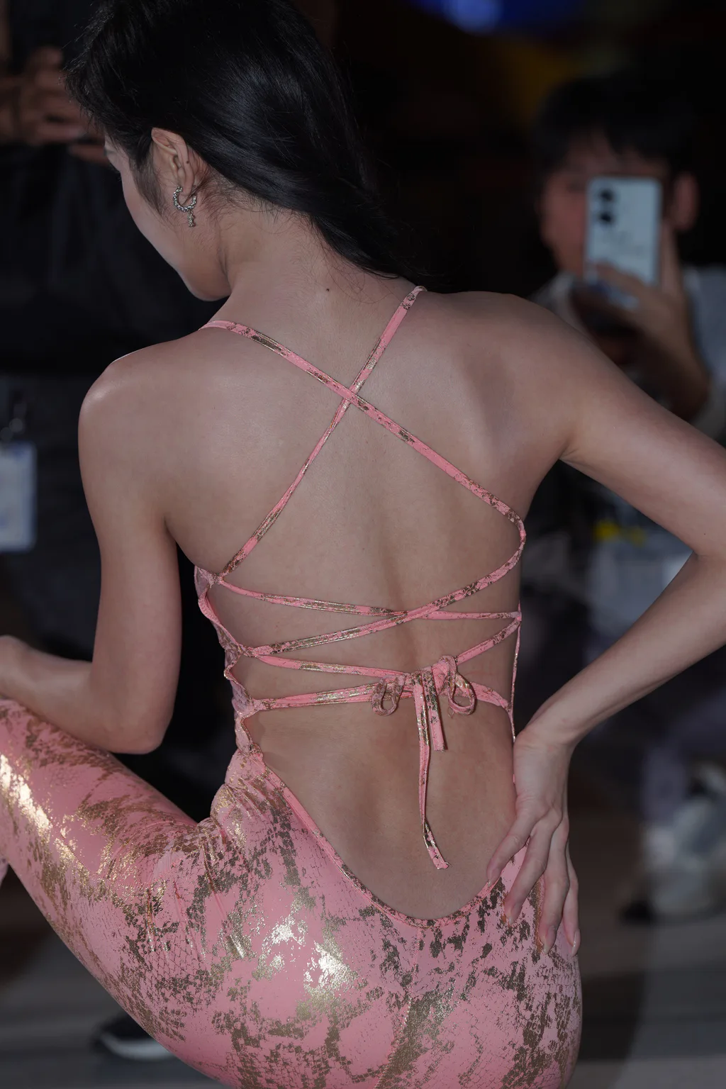 精选街拍作品 NO.6718 粉金亮面姓感连体[149P/280MB]插图3