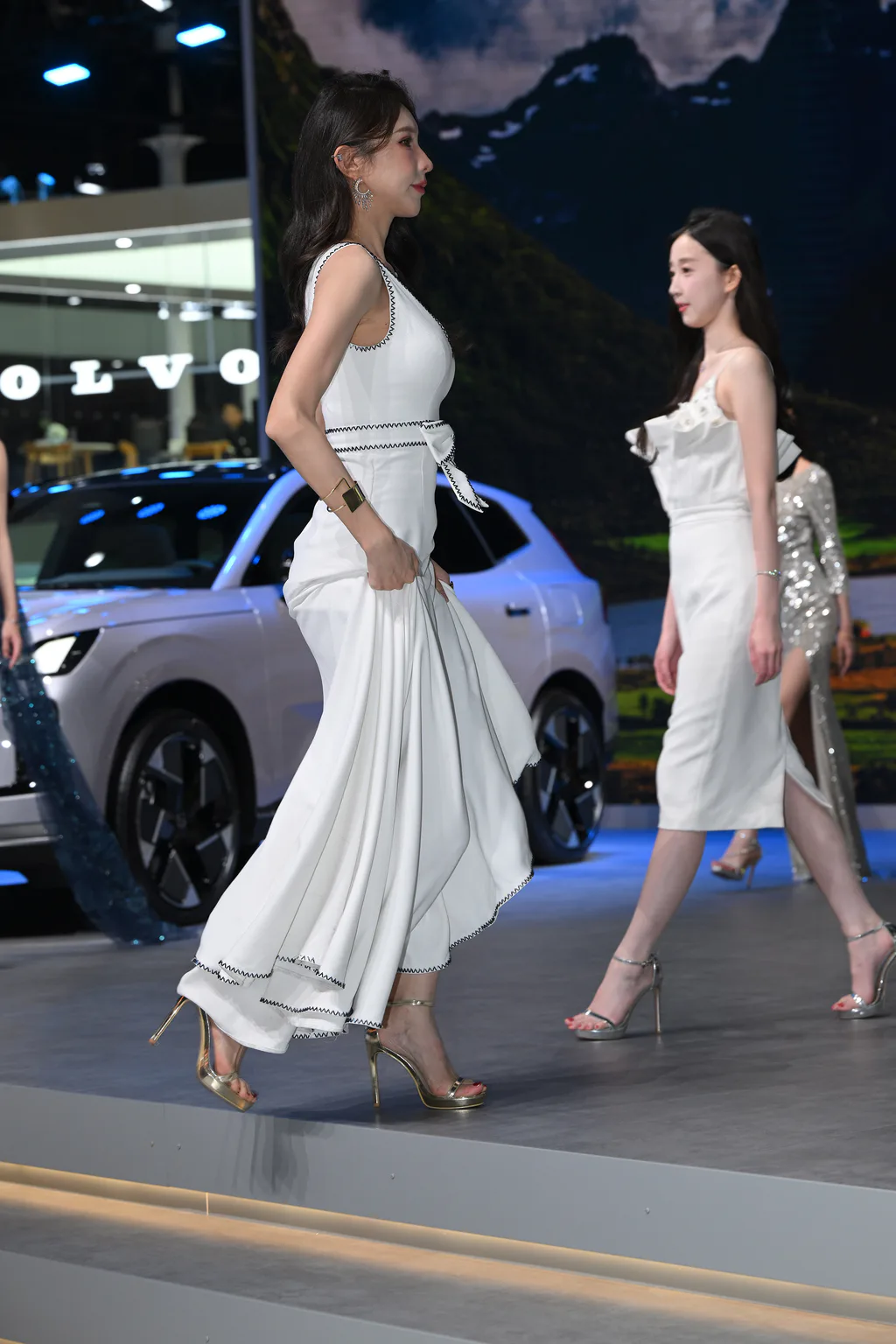 精选街拍作品 NO.6735 网荭小闹白裙镁足[201P/239MB]插图