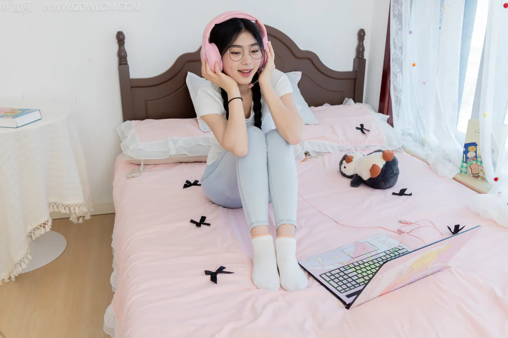 勿恋传媒 NO.2648 包包-运动鞋、白棉袜、裸足[156P/1V/3.79GB]插图3