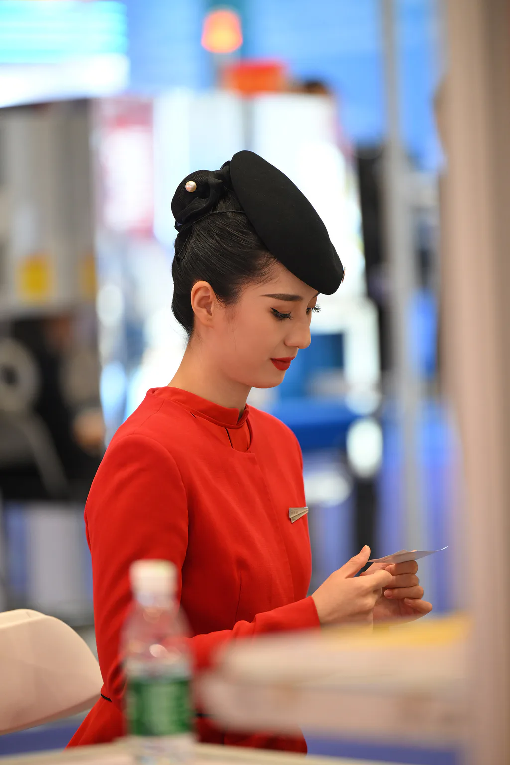 精选街拍作品 NO.6796 中国红微厚黑丝空姐[74P/97MB]插图1