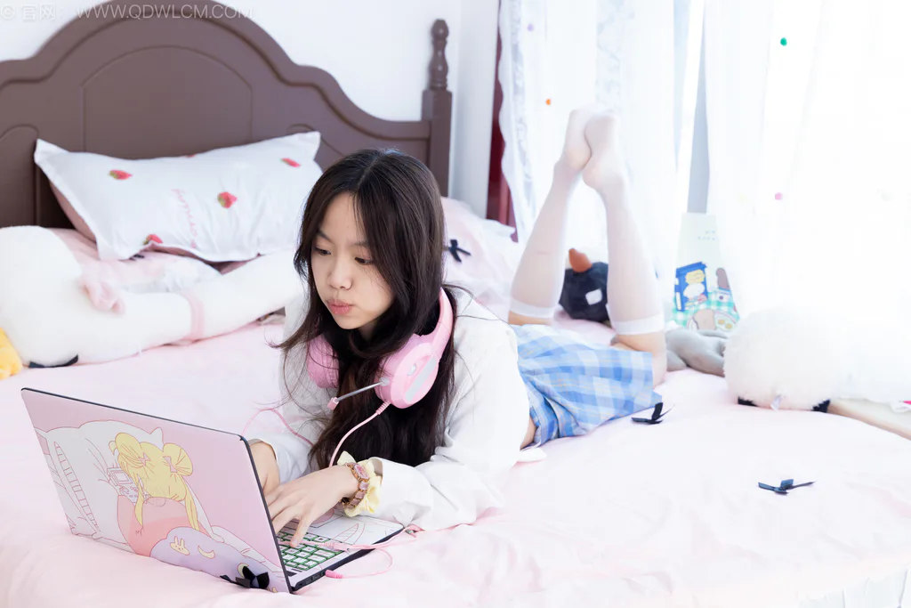 勿恋传媒 NO.2647 连翘-皮鞋、薄白丝小腿袜、裸足、jk至服[167P/1V/3.74GB]插图