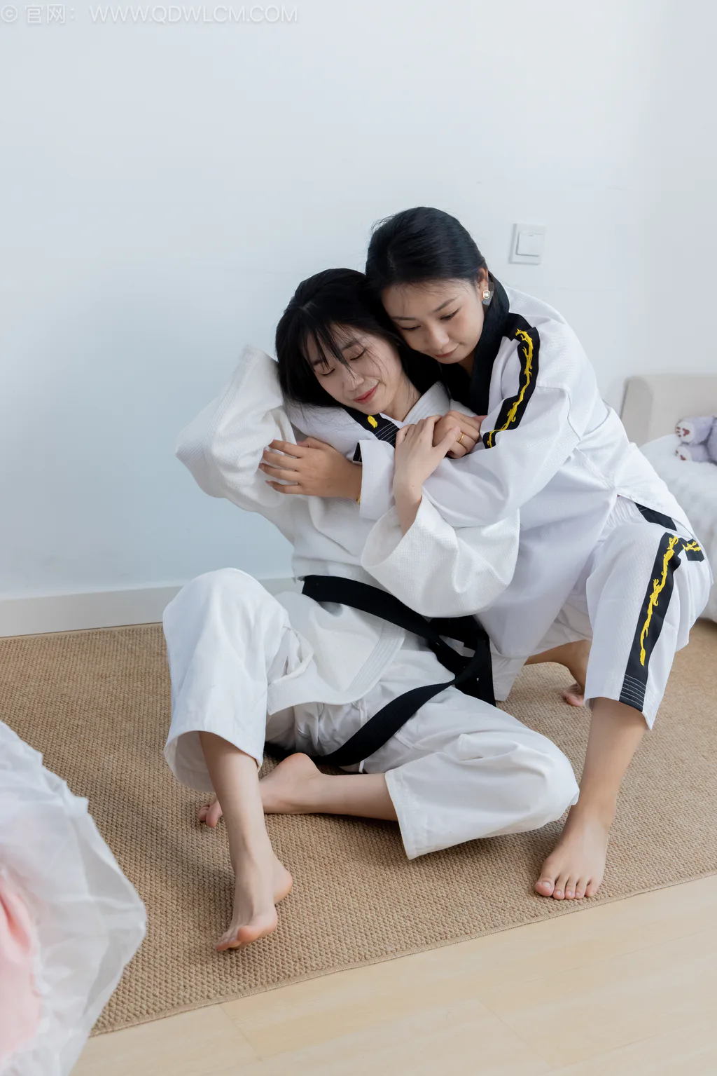 勿恋传媒 NO.2643 菜菜&岚岚-板鞋、薄肉丝、裤里丝、裸足[164P/1V/6.50GB]插图