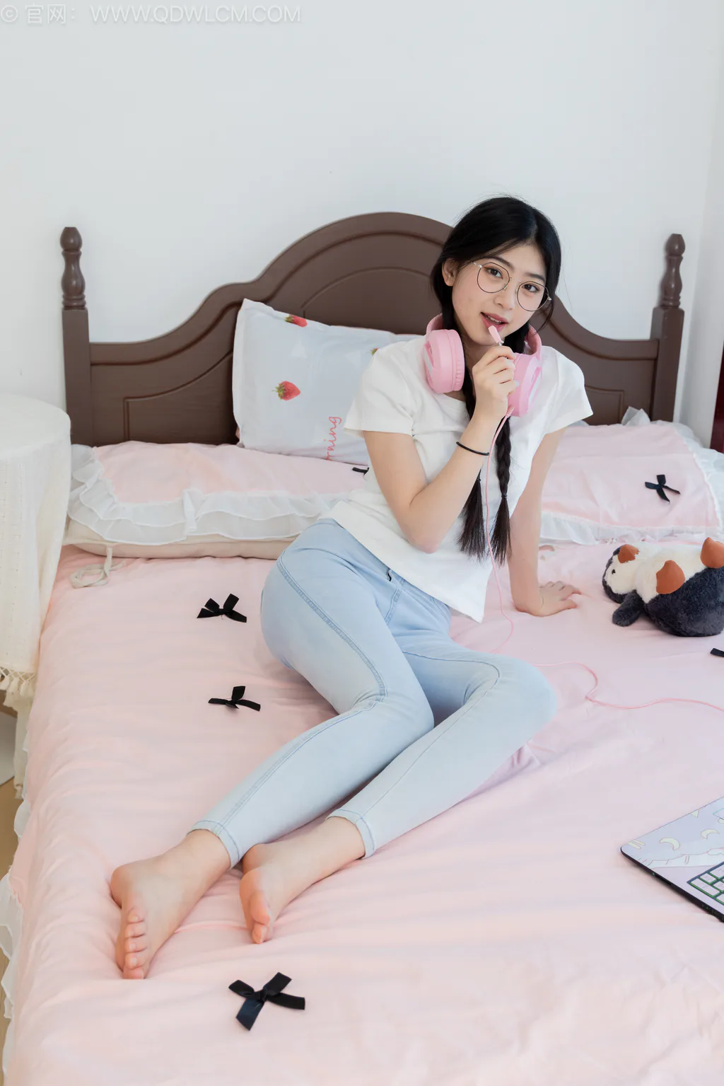 勿恋传媒 NO.2648 包包-运动鞋、白棉袜、裸足[156P/1V/3.79GB]插图