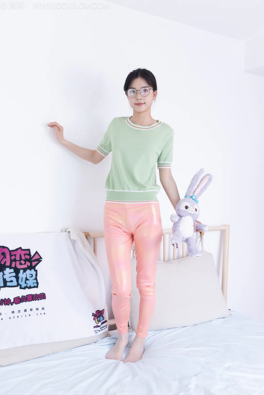 勿恋传媒 NO.2633 茯苓-高跟凉鞋、薄白丝、皮裤裤里丝[160P/1V/3.81GB]插图