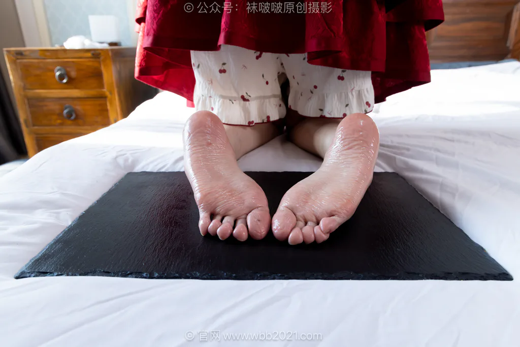 [BoBoSocks袜啵啵]NO.660 小甜豆-长靴、薄白丝、裸足[300P/1V/7.77GB]插图3