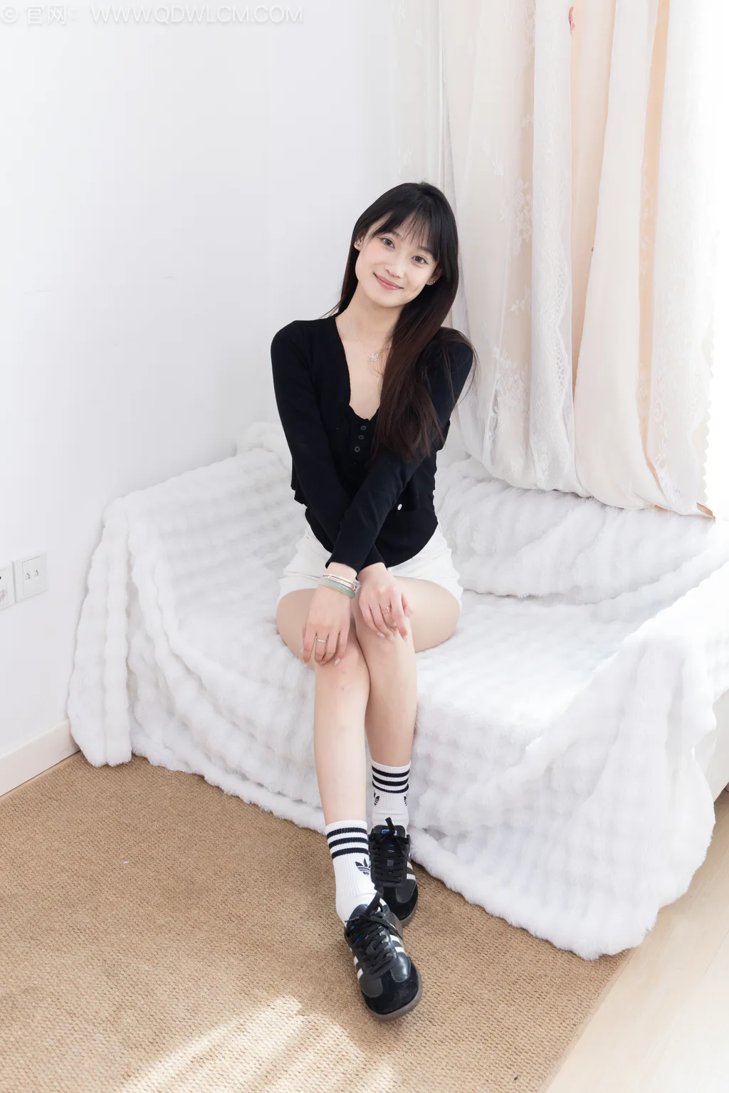 勿恋传媒 NO.2663 山奈-帆布鞋、自然穿脏白棉袜、裸足[172P/1V/3.24GB]插图1
