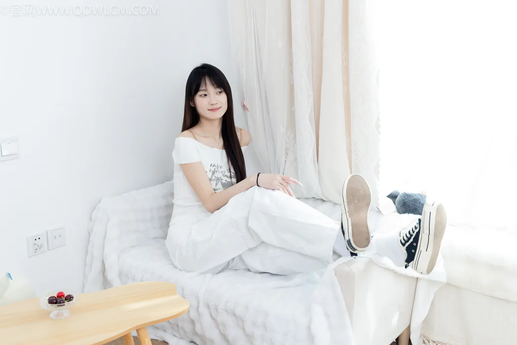 勿恋传媒 NO.2670 山奈-帆布鞋、白棉袜、薄黑丝[156P/1V/3.95GB]插图2
