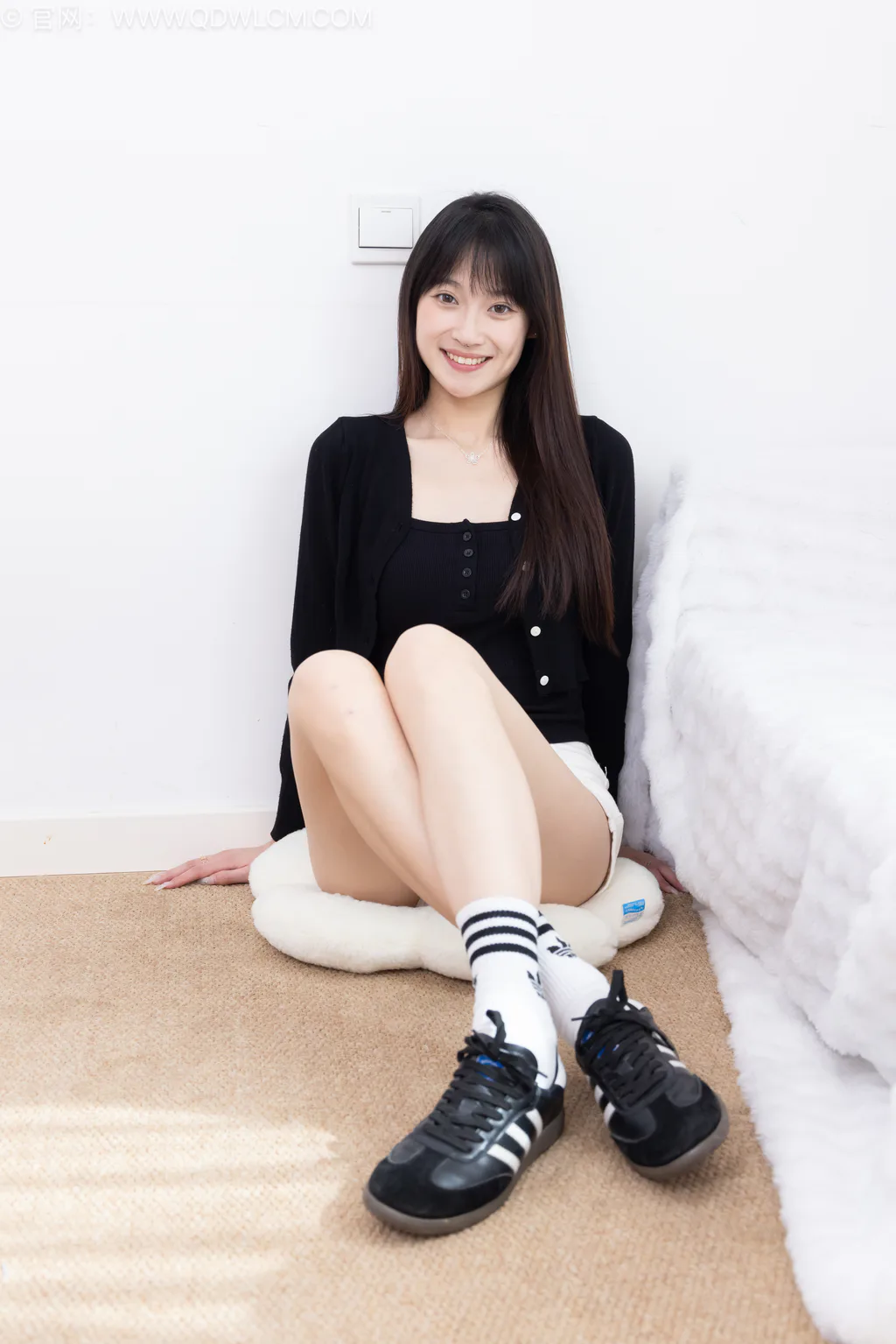 勿恋传媒 NO.2663 山奈-帆布鞋、自然穿脏白棉袜、裸足[172P/1V/3.24GB]插图2