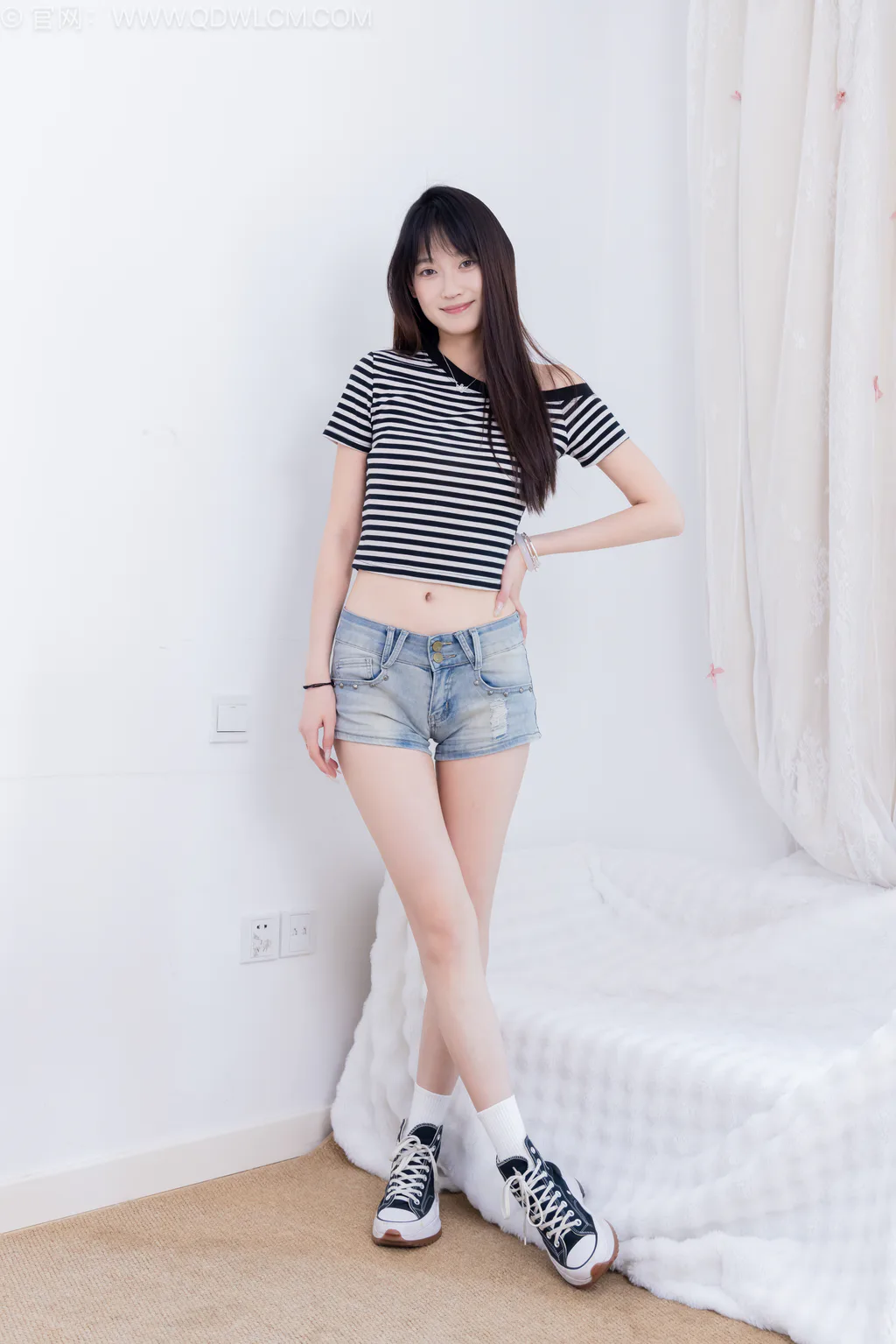 勿恋传媒 NO.2687 山奈-帆布鞋、中筒白棉袜、裸足[158P/1V/3.36GB]插图1