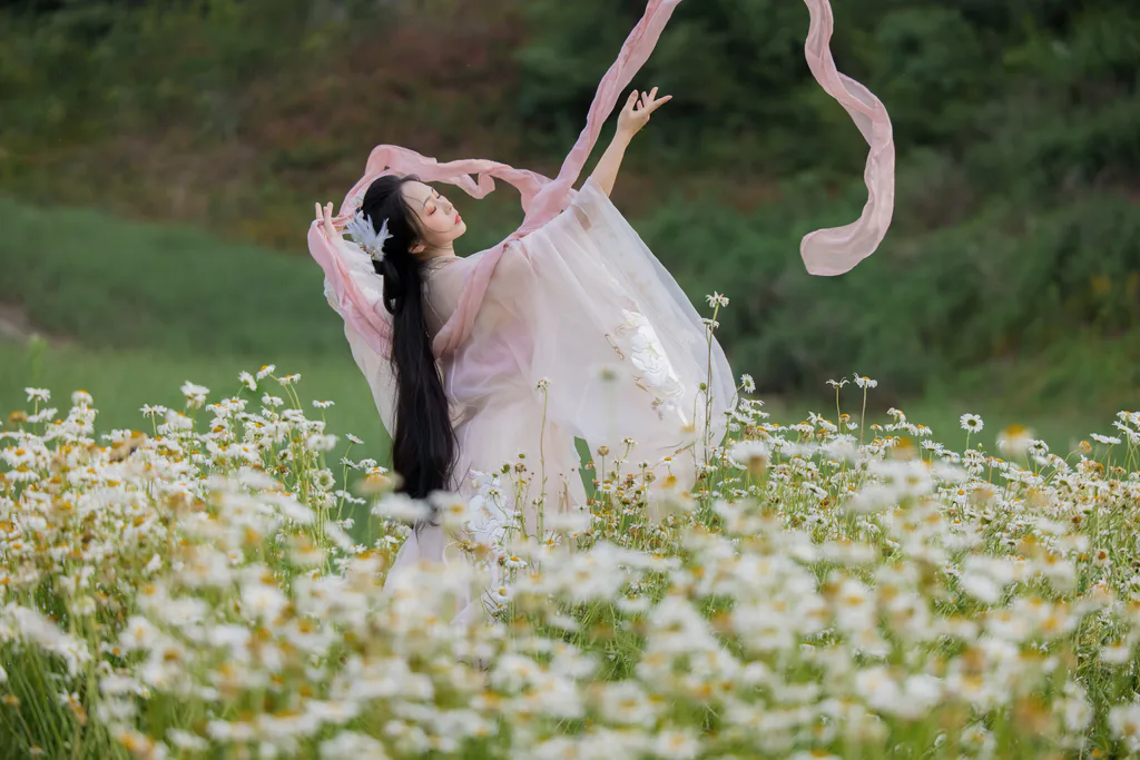 [YITUYU艺图语]2023.05.28 雏菊花海 阡墨红尘[22+1P/376MB]插图1