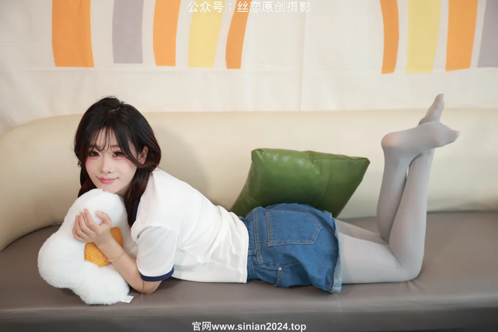 丝恋摄影 NO.065 小梦-牛仔短裤 厚灰丝袜 白色小皮鞋[240P/1V/4.46GB]插图2