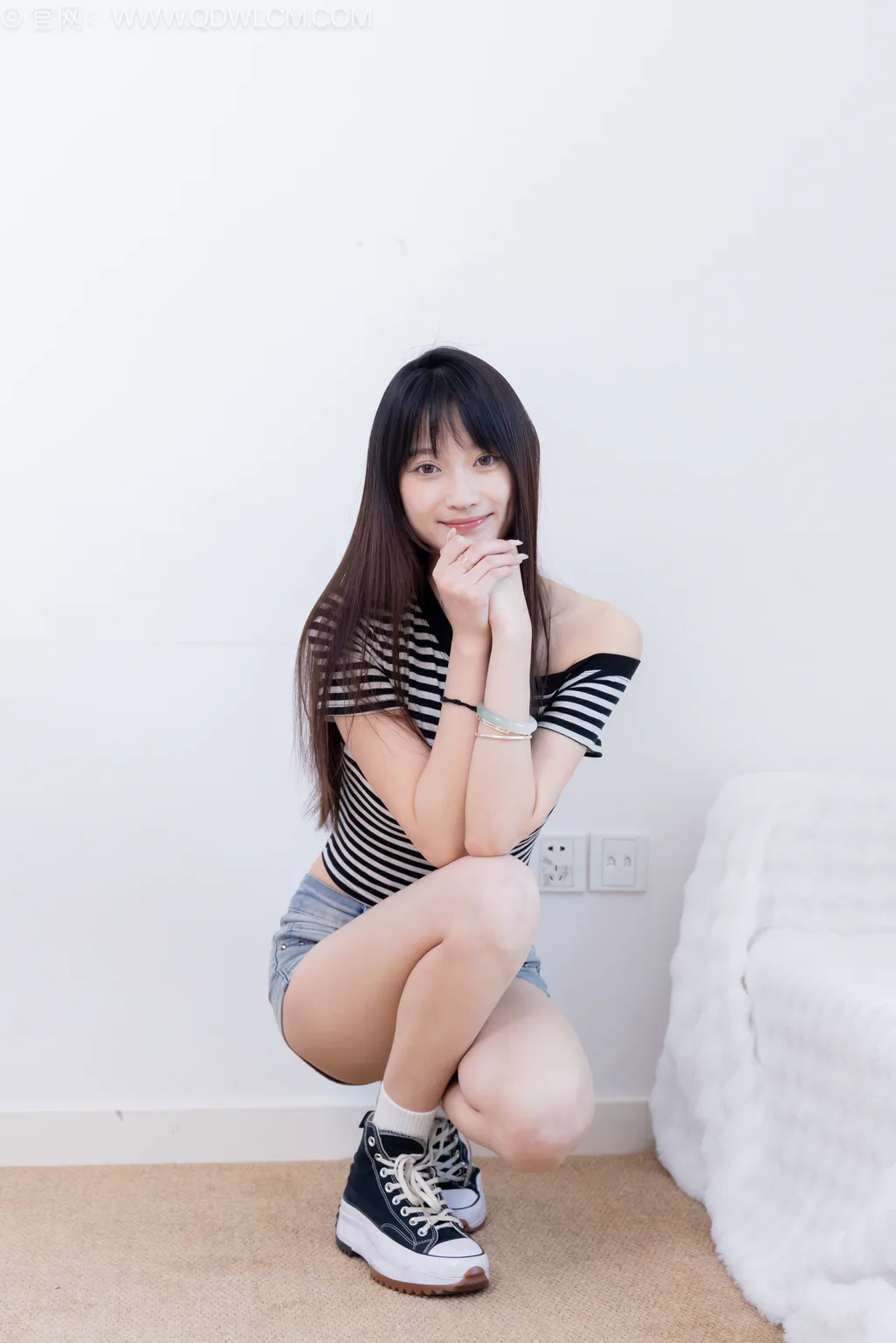 勿恋传媒 NO.2687 山奈-帆布鞋、中筒白棉袜、裸足[158P/1V/3.36GB]插图2