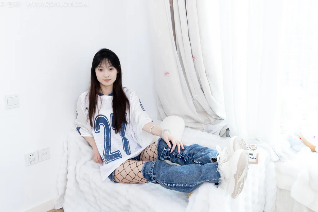 勿恋传媒 NO.2694 山奈-板鞋、黑色往袜、分体牛仔裤[153P/1V/3.68GB]插图2