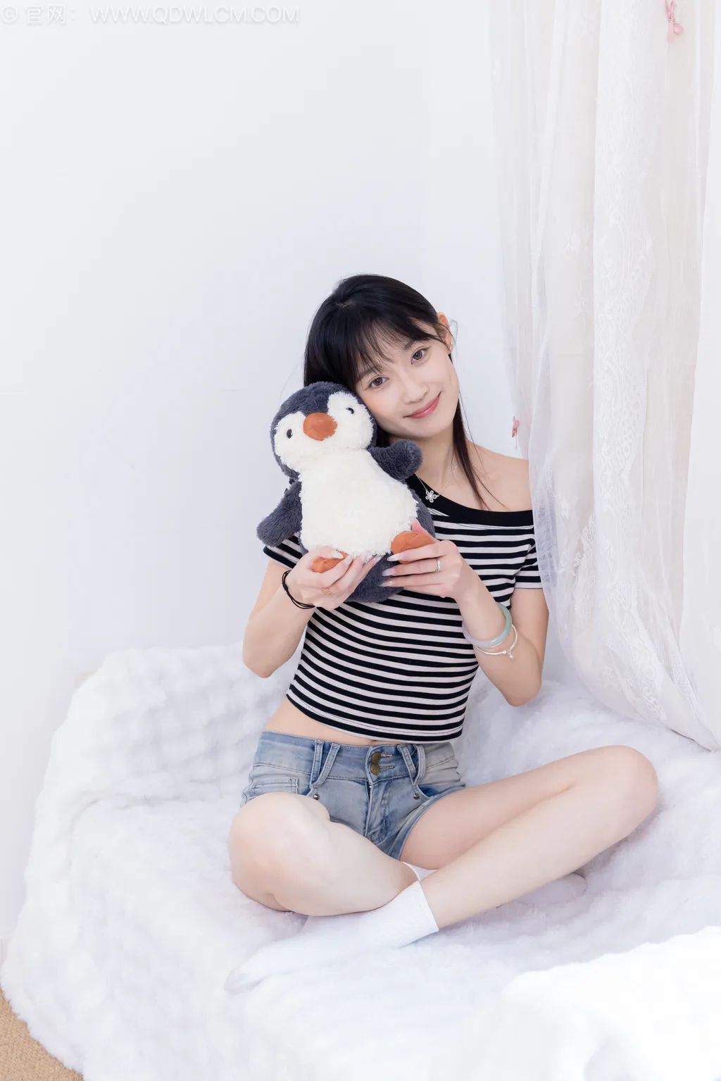 勿恋传媒 NO.2687 山奈-帆布鞋、中筒白棉袜、裸足[158P/1V/3.36GB]插图3