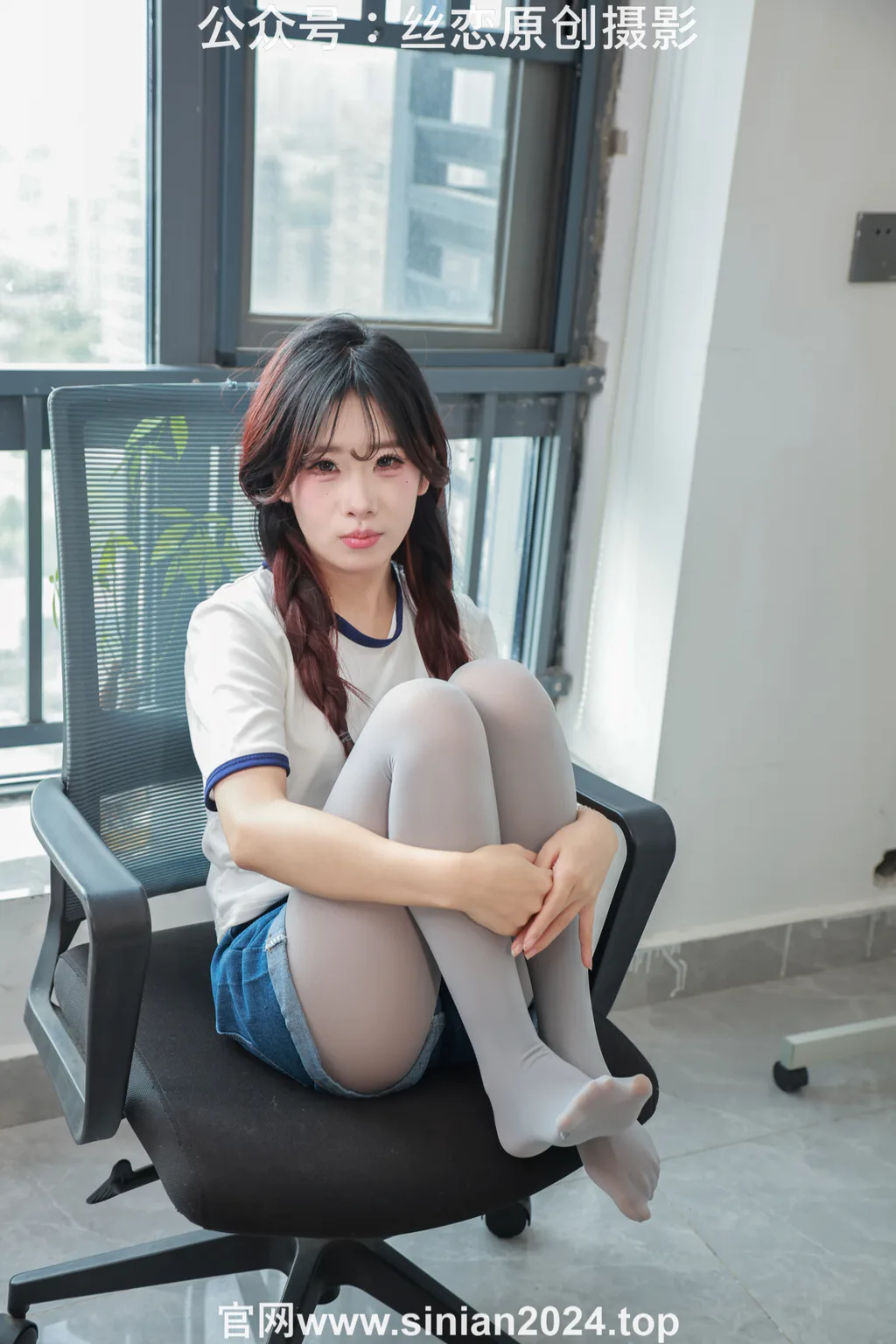 丝恋摄影 NO.065 小梦-牛仔短裤 厚灰丝袜 白色小皮鞋[240P/1V/4.46GB]插图3