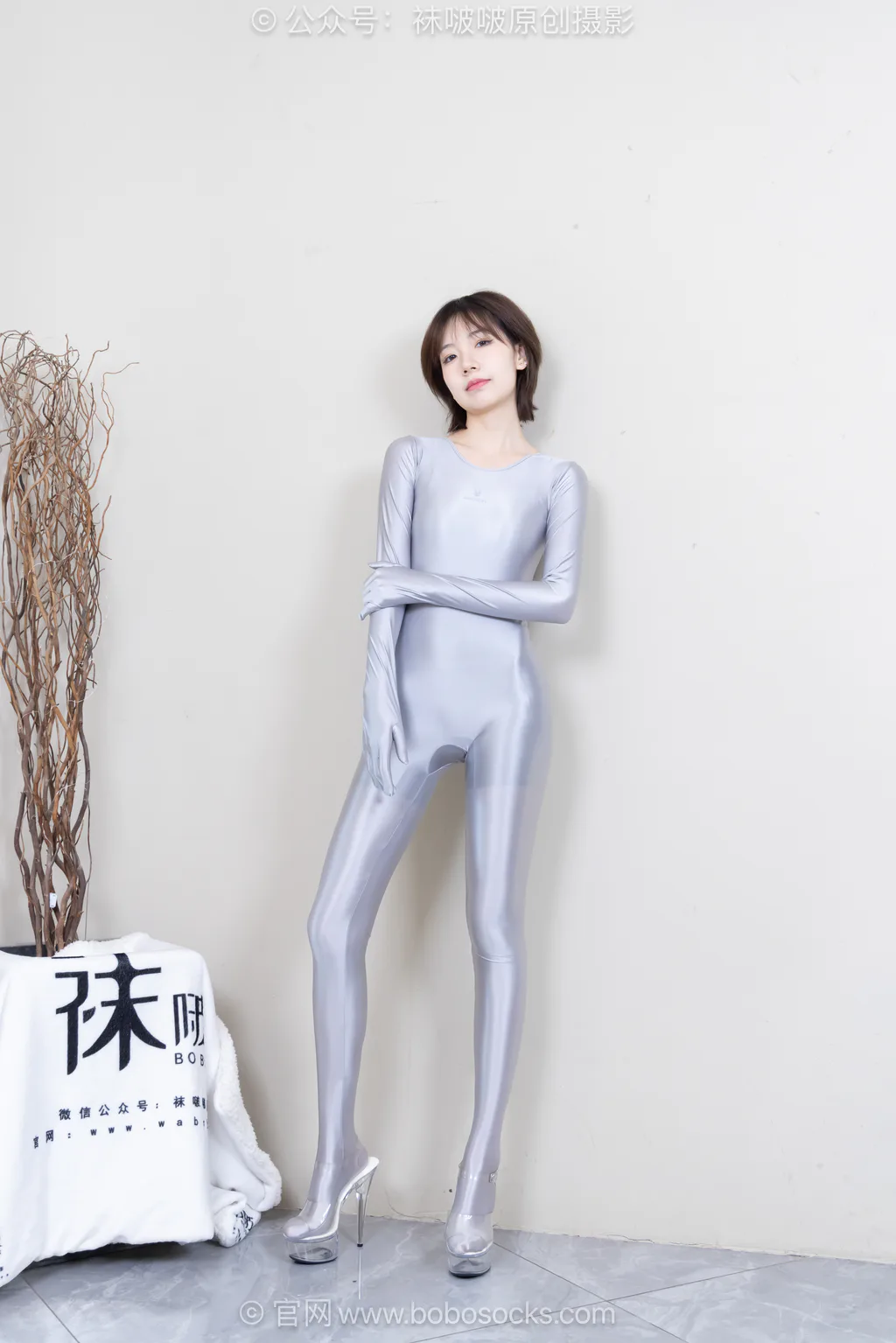 [BoBoSocks袜啵啵]NO.718 小甜豆-高跟凉鞋、银色连体衣[190P/1V/5.85GB]插图1