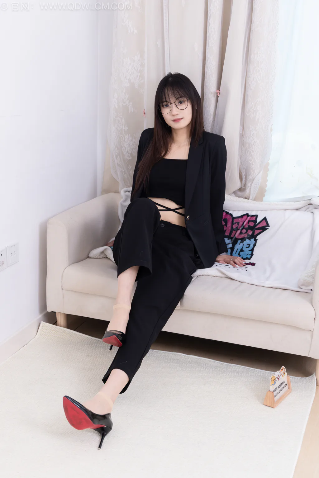 勿恋传媒 NO.2716 山奈-高跟鞋、短肉丝、裸足、ol至服[140P/1V/2.93GB]插图2