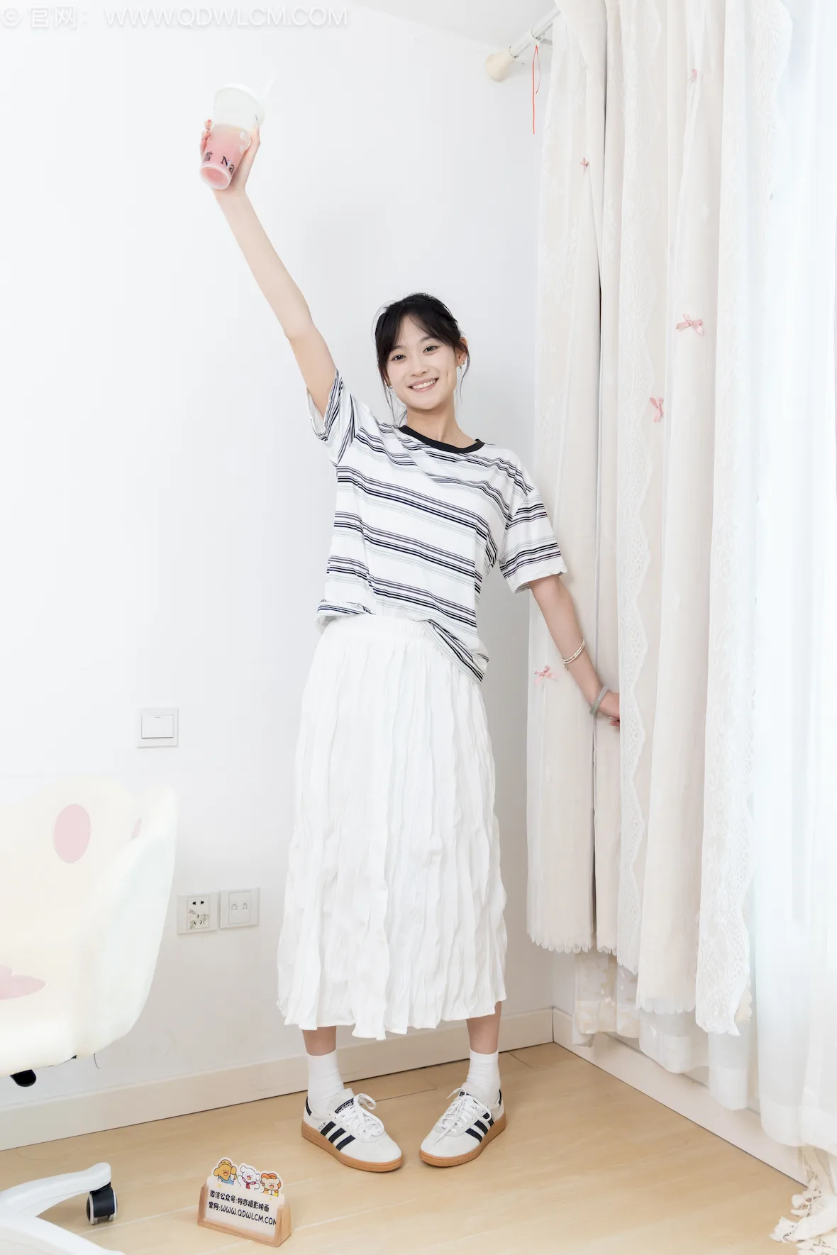 勿恋传媒 NO.2754 山奈-德训鞋、运动鞋、纯白棉袜、短肉丝、裸足[210P/1V/6.06GB]插图1