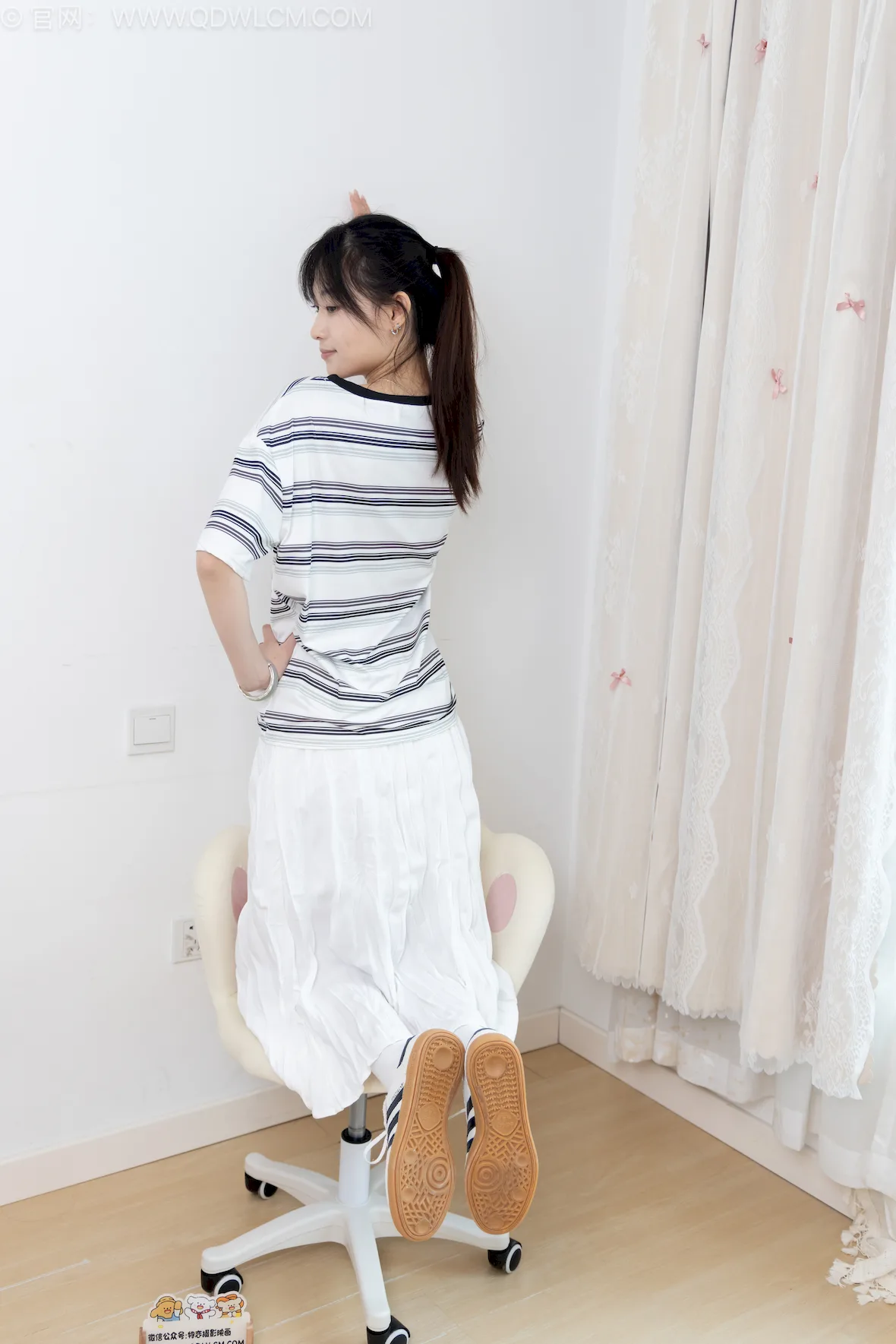 勿恋传媒 NO.2754 山奈-德训鞋、运动鞋、纯白棉袜、短肉丝、裸足[210P/1V/6.06GB]插图2