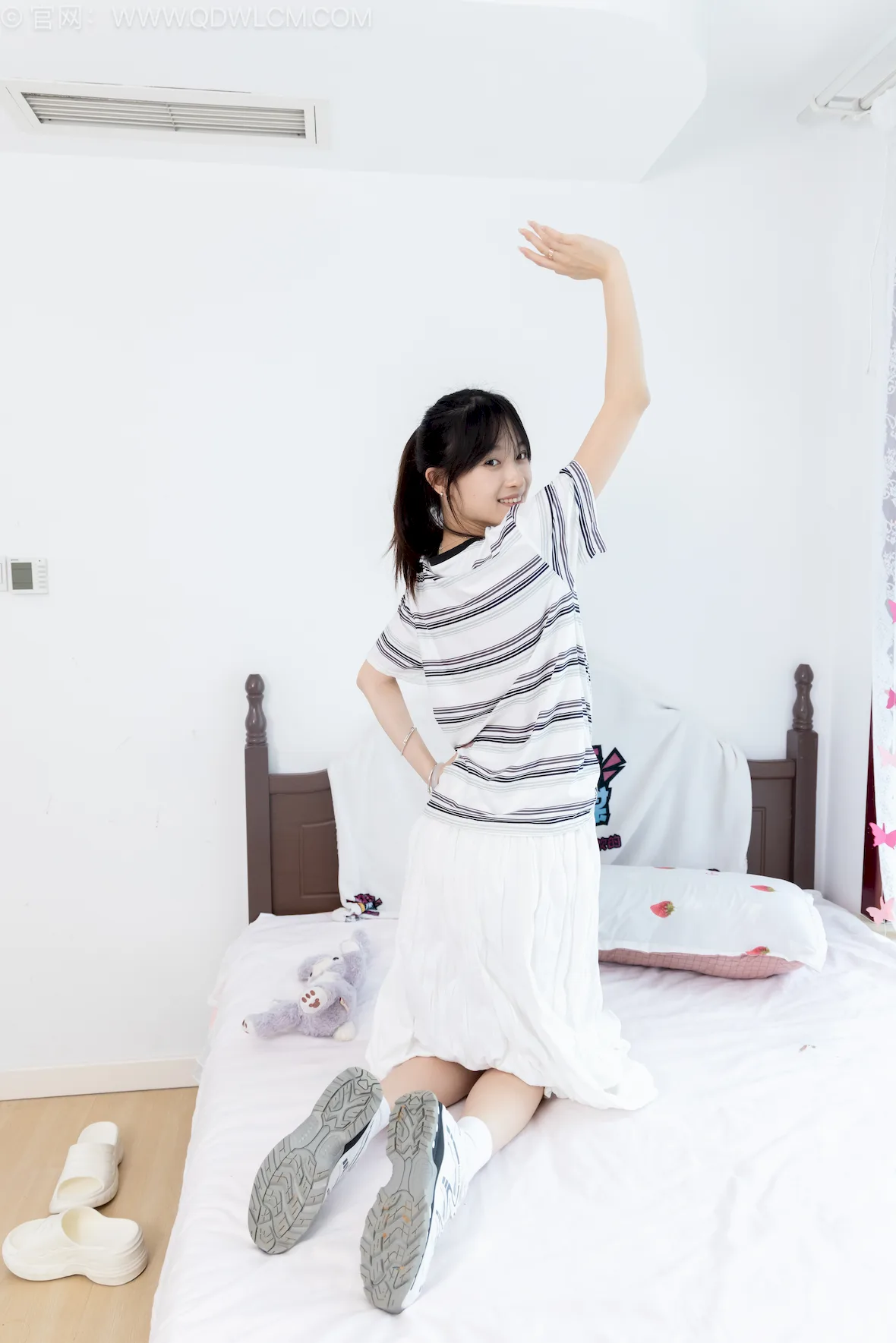 勿恋传媒 NO.2754 山奈-德训鞋、运动鞋、纯白棉袜、短肉丝、裸足[210P/1V/6.06GB]插图