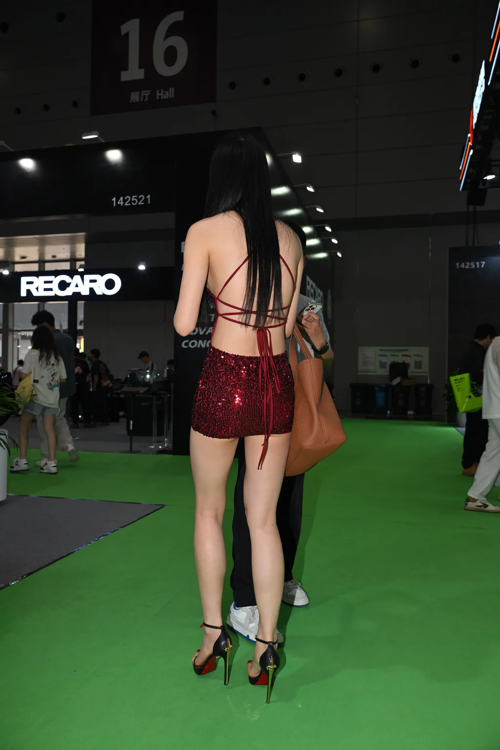 精选街拍作品 NO.7207 美腿美胸镁足[140P/212MB]插图1
