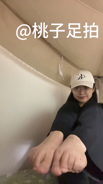桃子足拍系列 011 清纯女大套路脸脚同框[3P/4V/240 MB]插图1