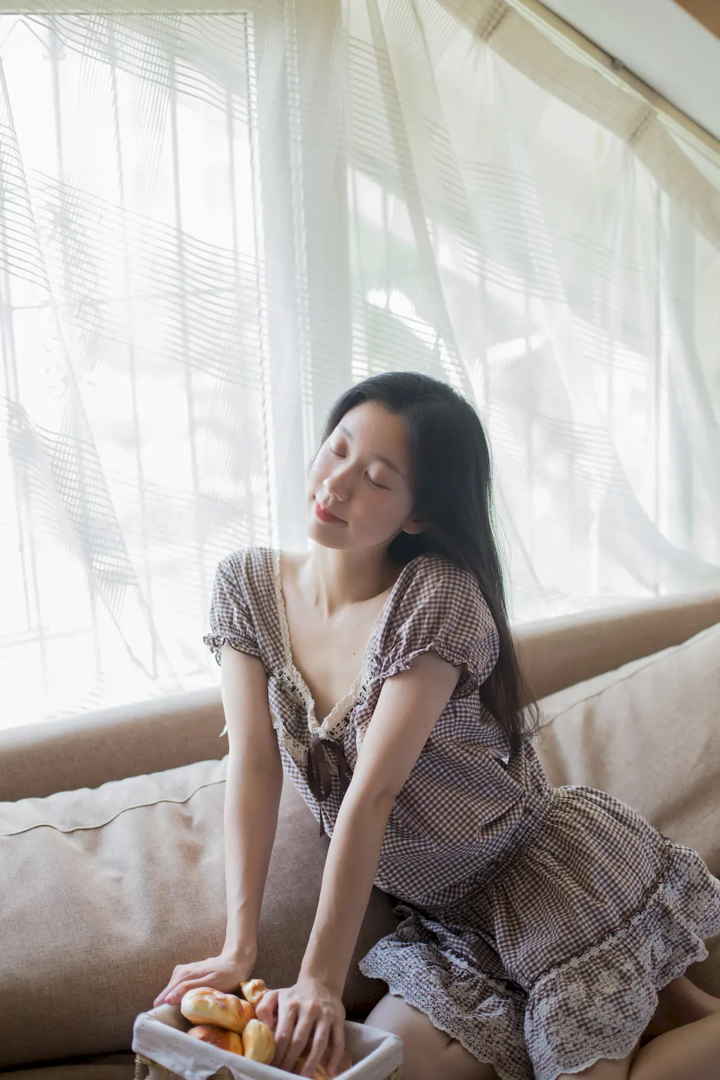 [YITUYU艺图语]2023.08.31 要吃布丁吗 饲猫少女-[33+1P/315MB]插图